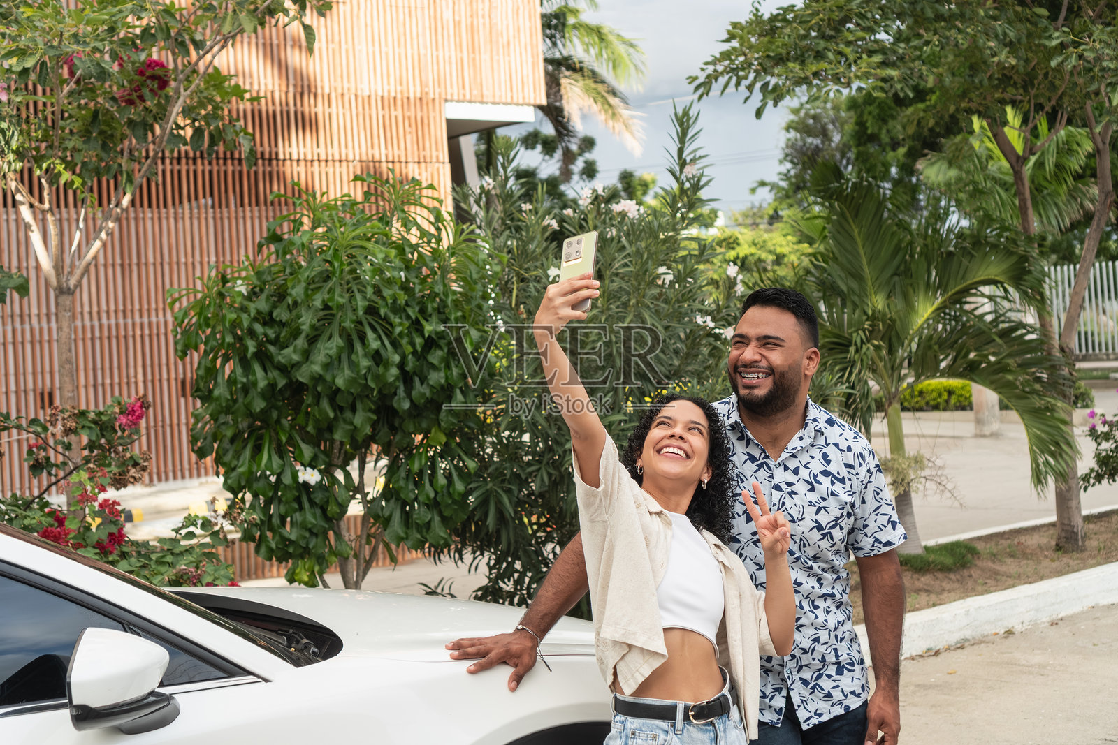 快乐的夫妇在假期开车时自拍照片摄影图片