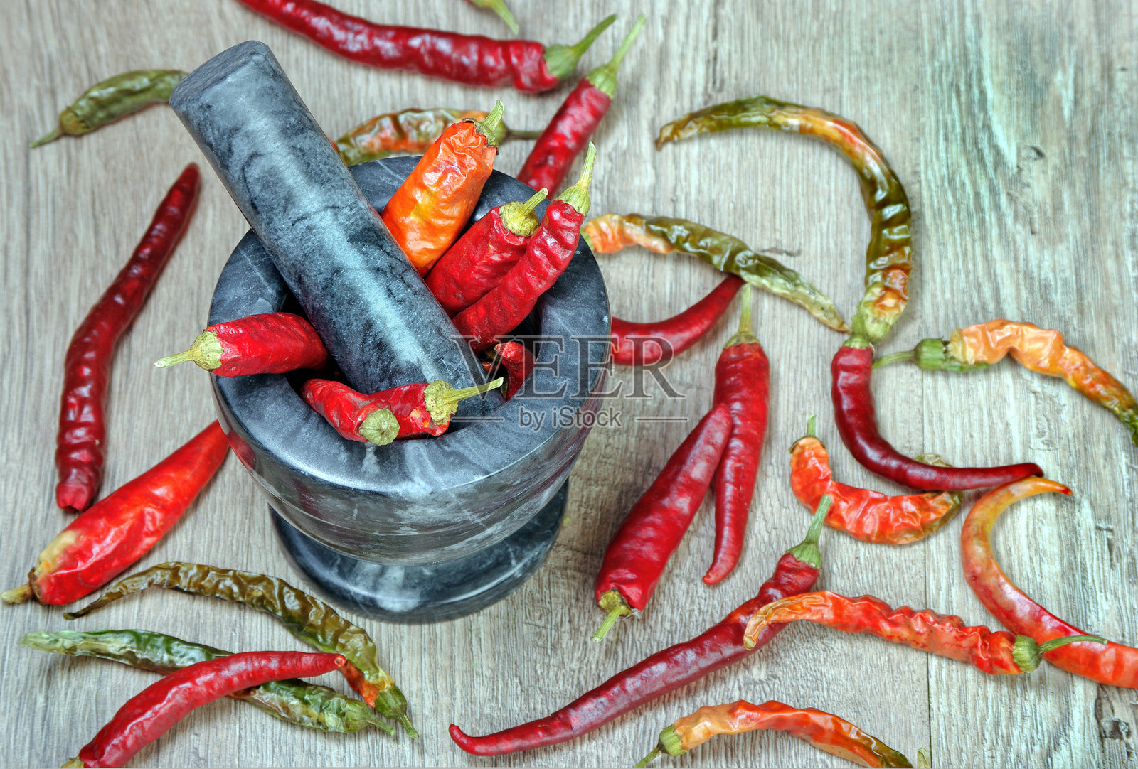 研钵中的辣椒,俯视角度照片摄影图片