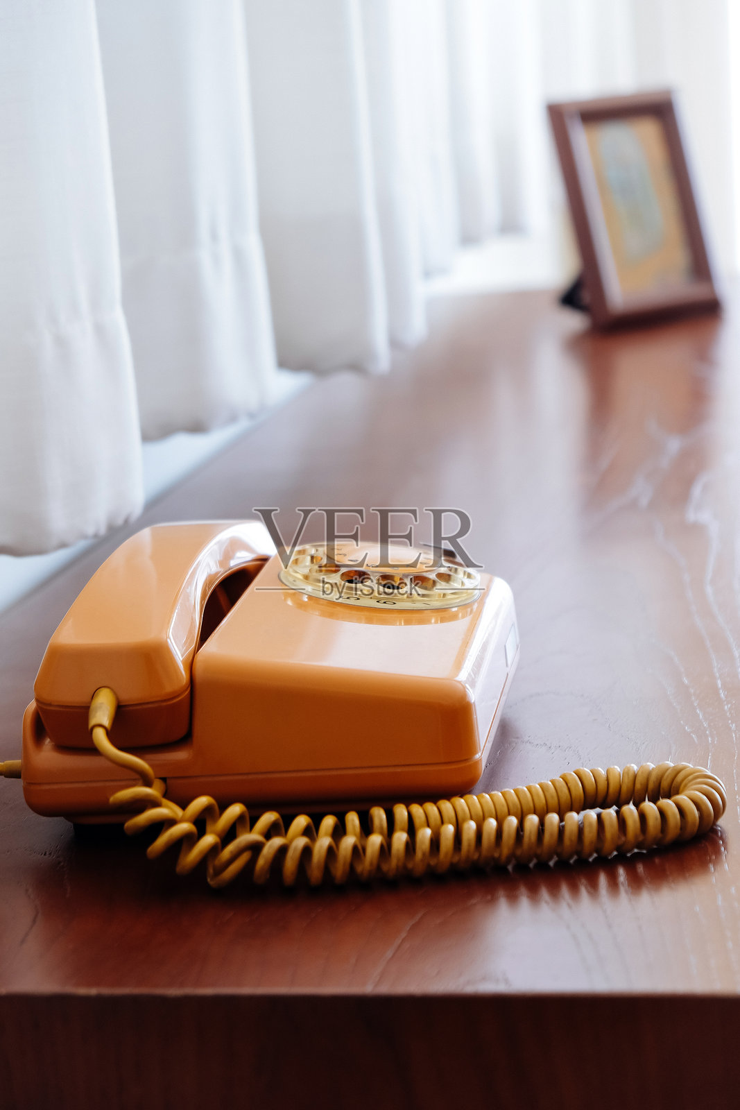 客厅木桌上的复古电话照片摄影图片