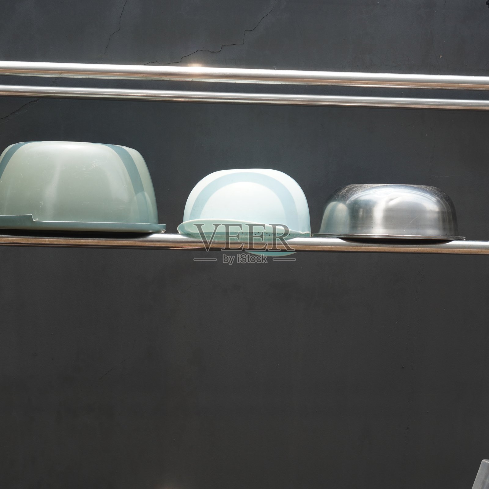 干净的塑料和不锈钢碗正在晾干照片摄影图片