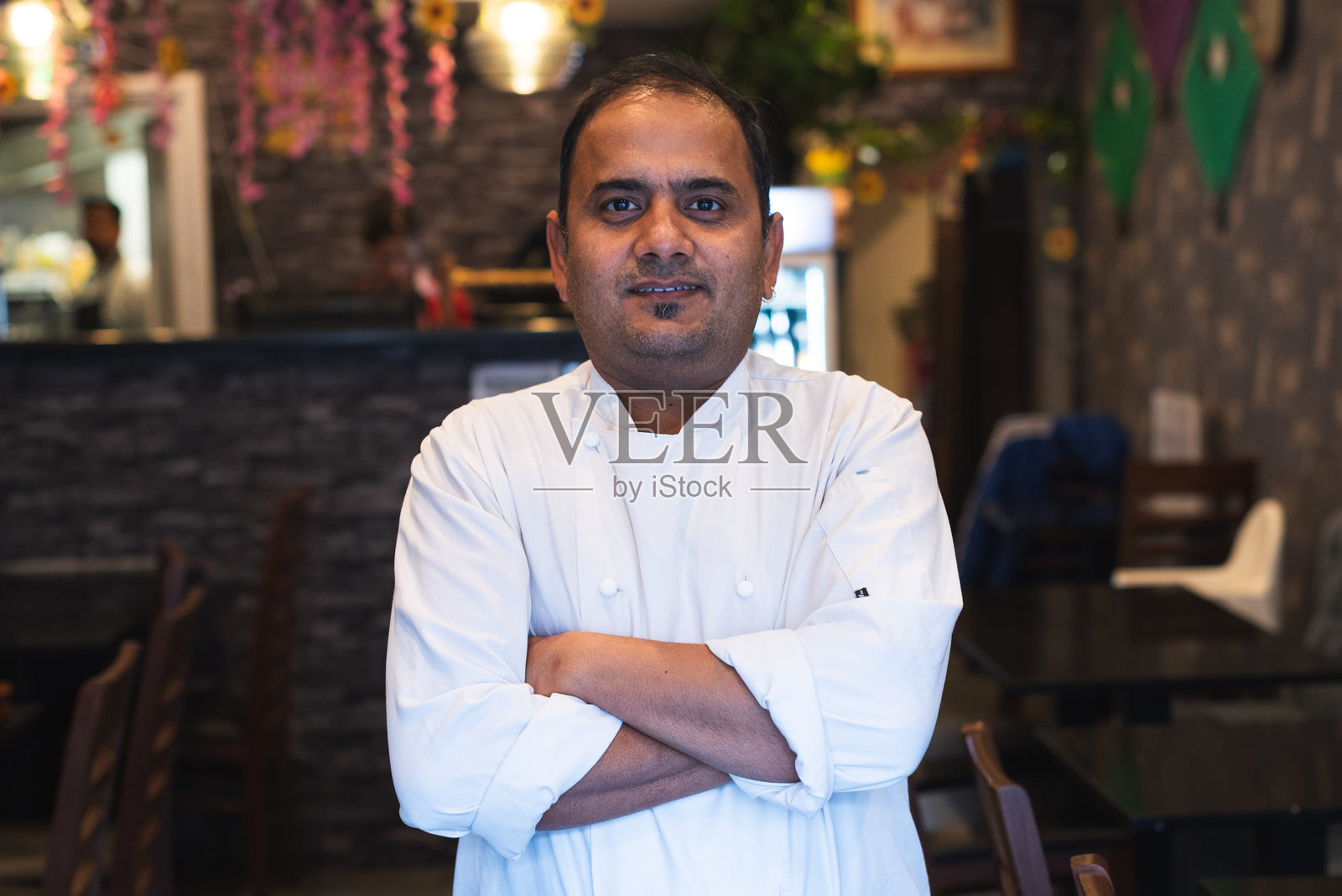 餐厅内的厨师肖像照片摄影图片