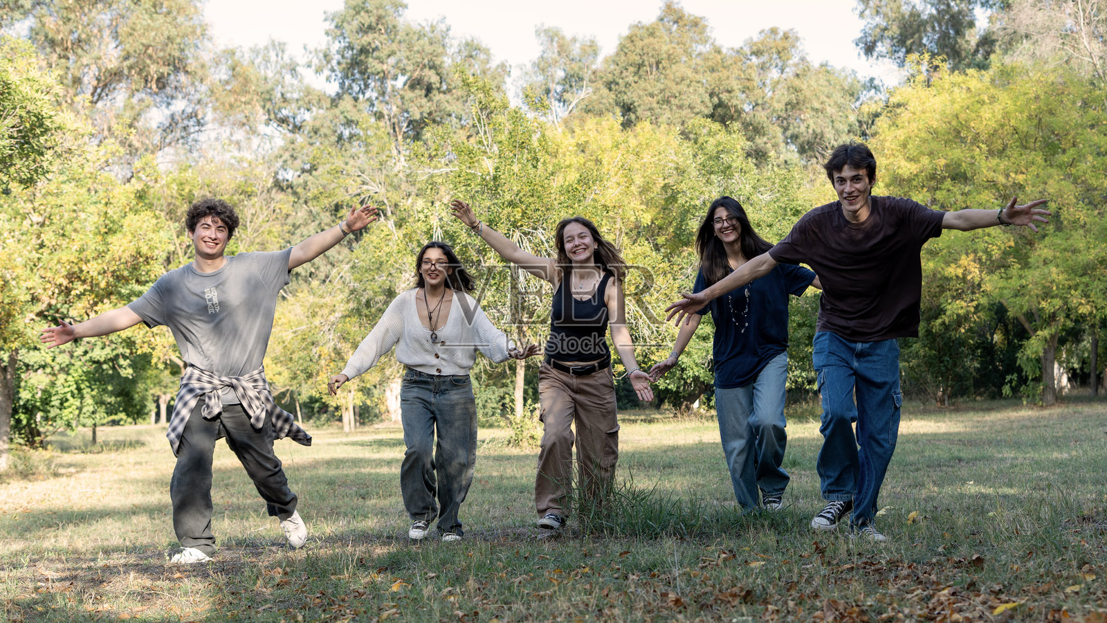 一群人在公园里散步照片摄影图片