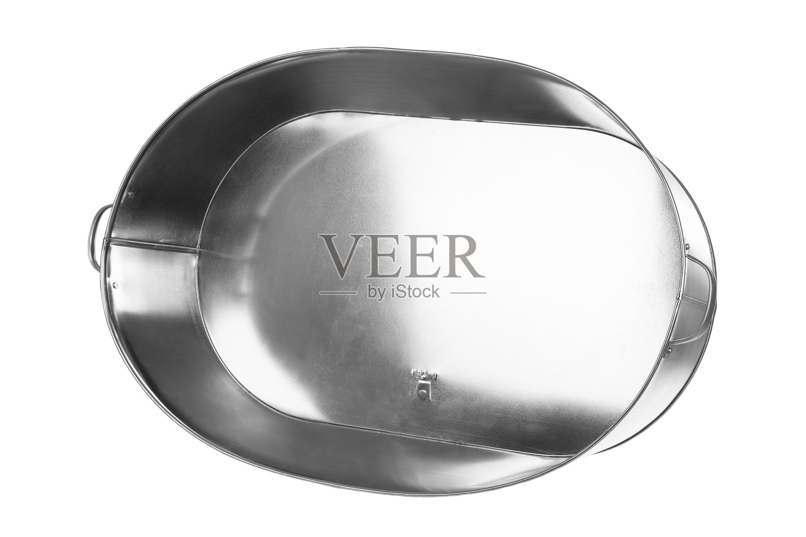 带把手的镀锌金属盆,浴缸,洗衣和洗涤容器,白色背景上隔热照片摄影图片