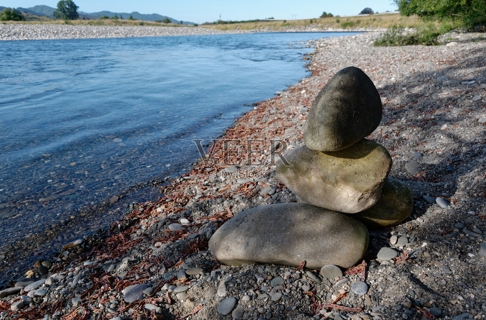 一堆平静的石头叠在一起照片摄影图片
