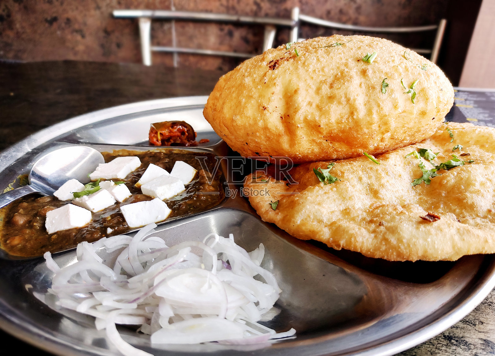 Chole bhature 是一种著名的印度北部菜肴。照片摄影图片