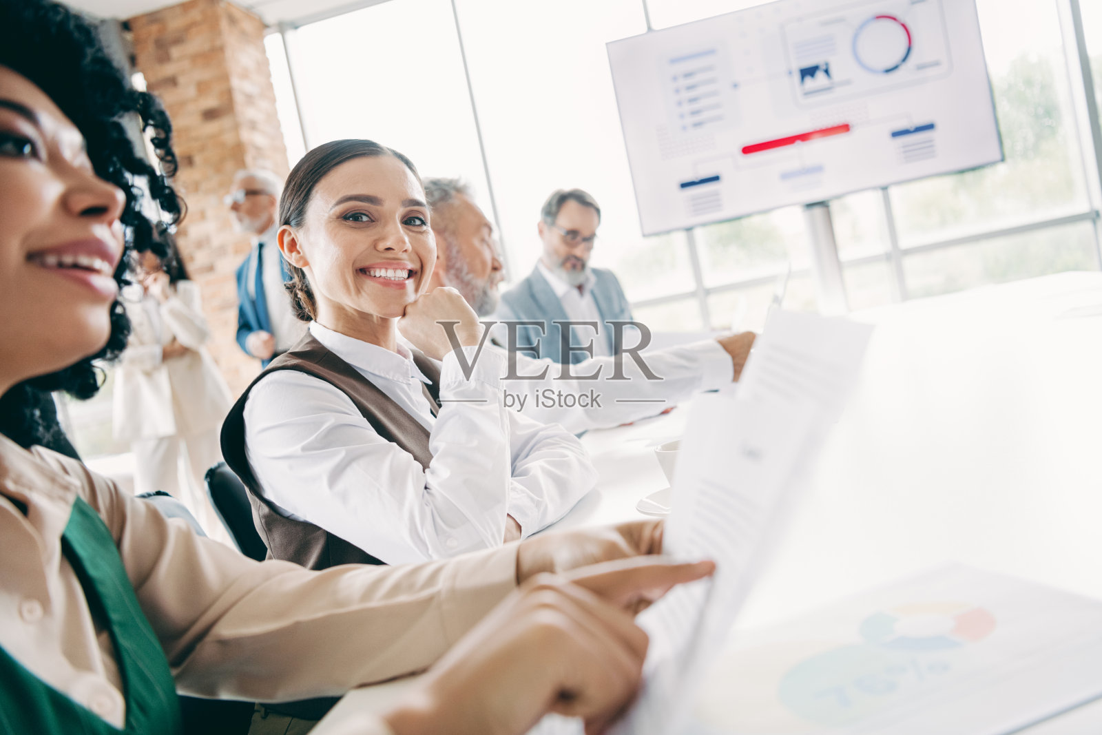 在现代会议室里,专注的专业人士在商务演示中协作,强调团队合作和创新。照片摄影图片