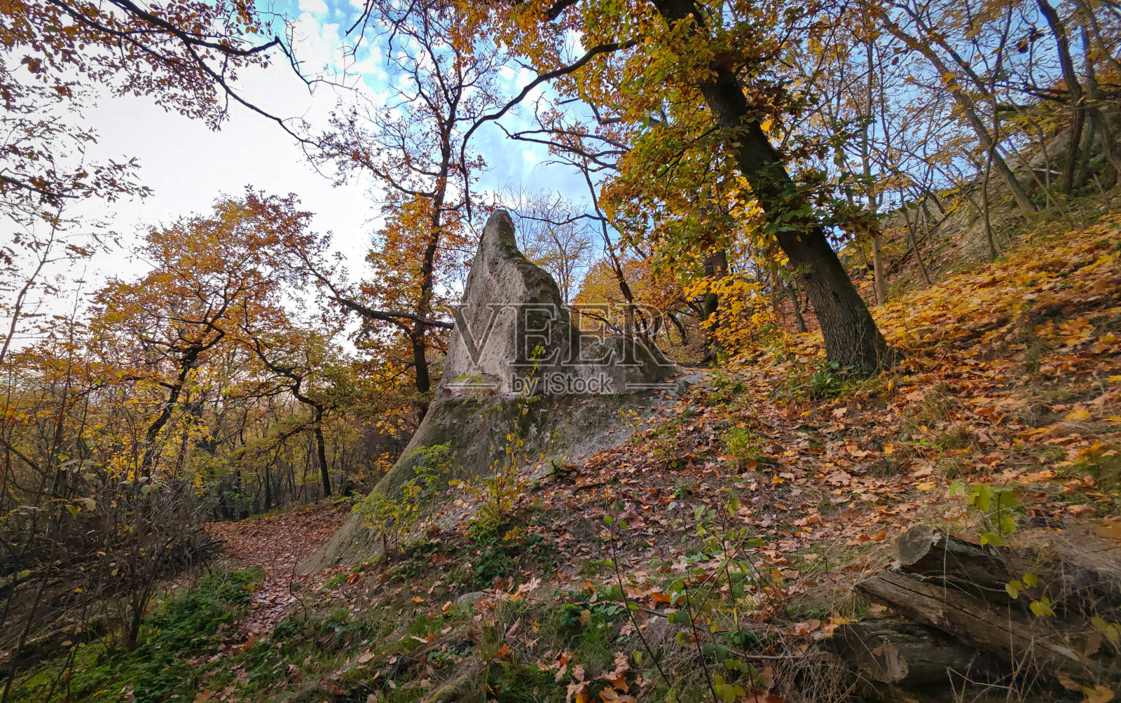 匈牙利秋季森林和基什库普蜂巢岩照片摄影图片