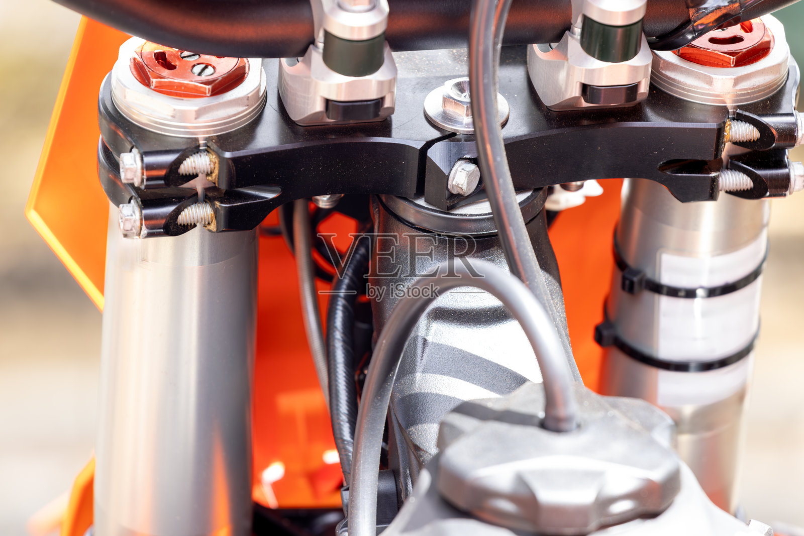 运动摩托车前部特写,背景带有复制空间照片摄影图片