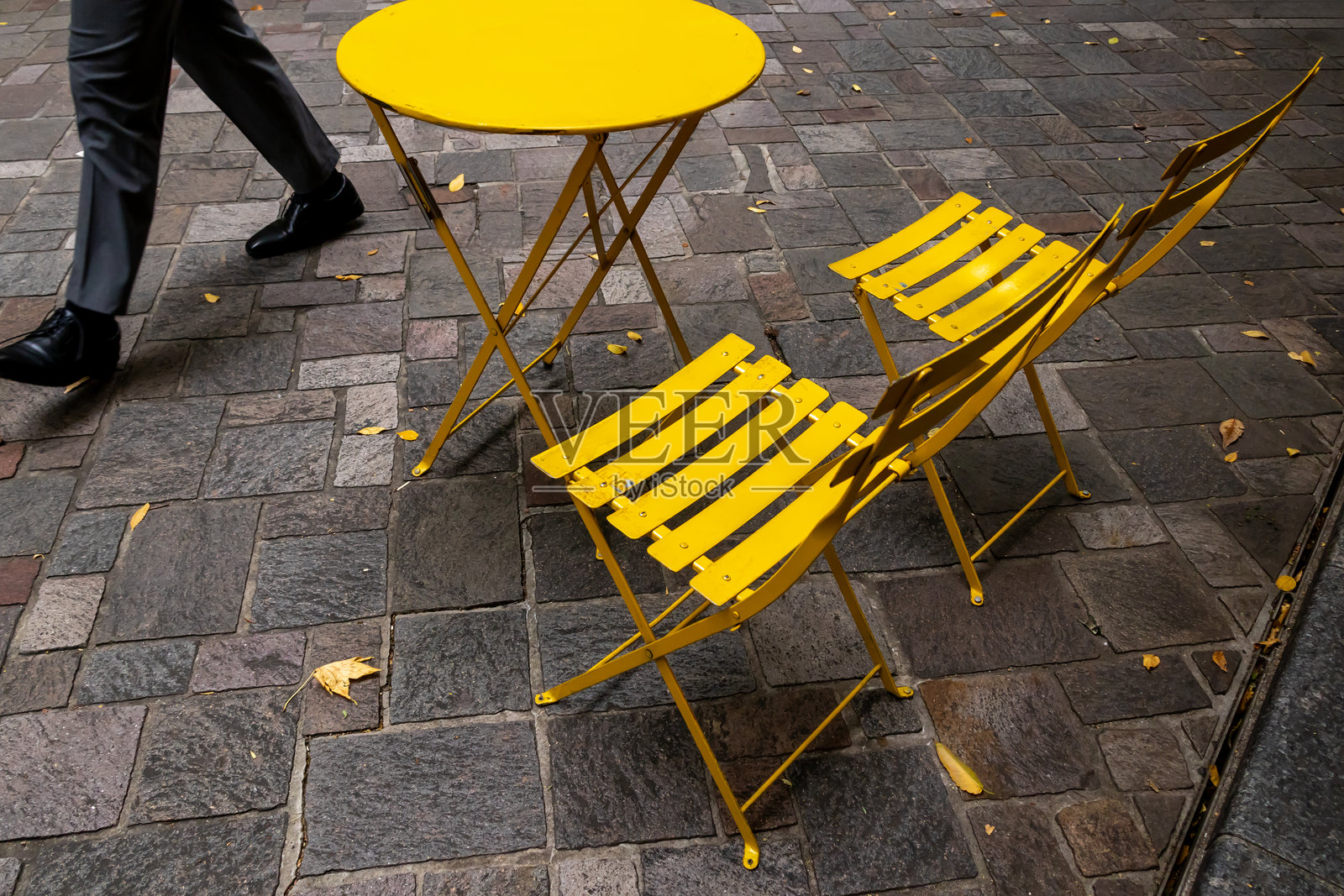 秋季,东京丸之内地区,石板路和长椅,落叶在空中飞舞。照片摄影图片