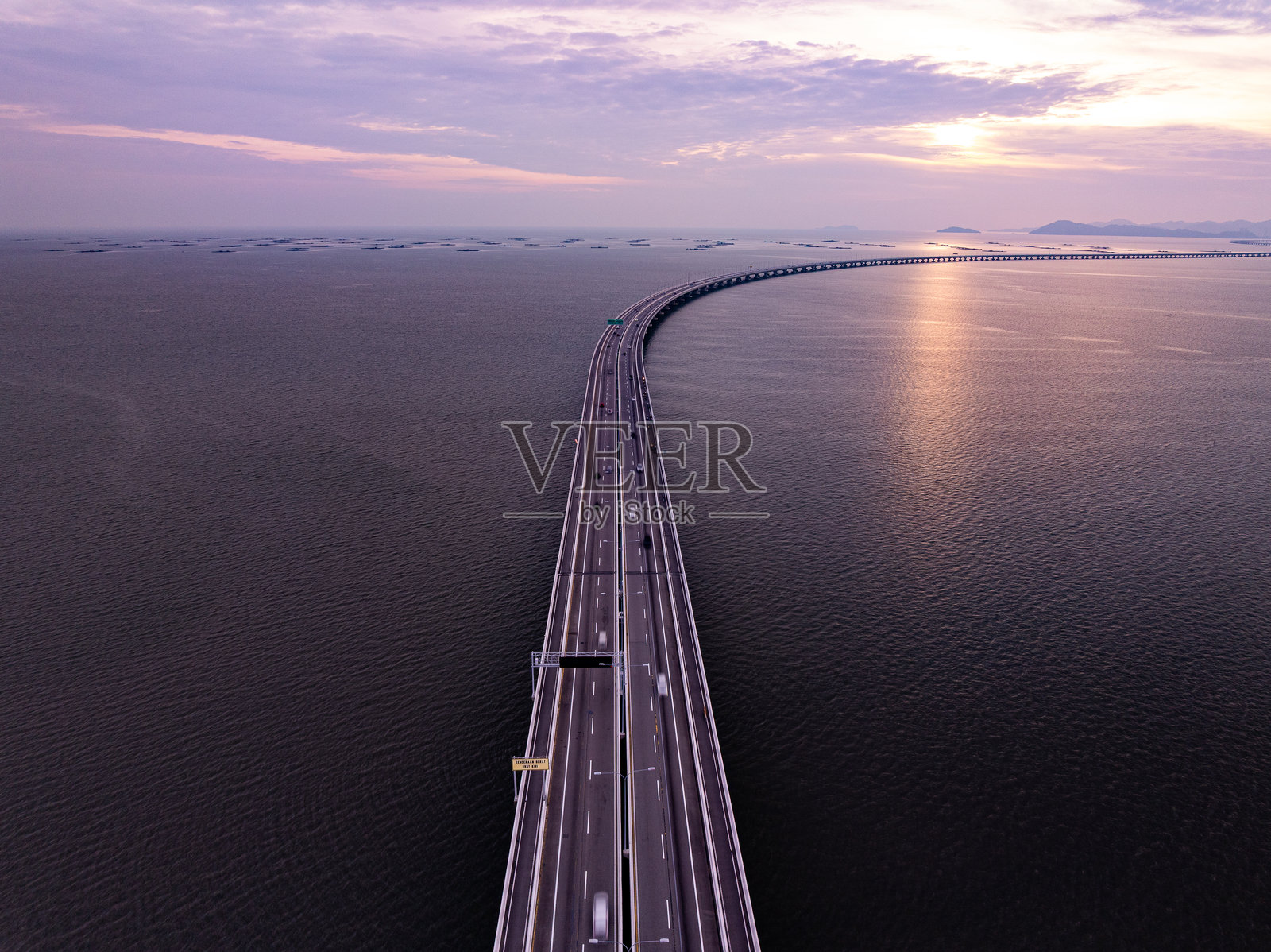 槟城大桥日落或日出天空背景下的绝佳航拍照片摄影图片