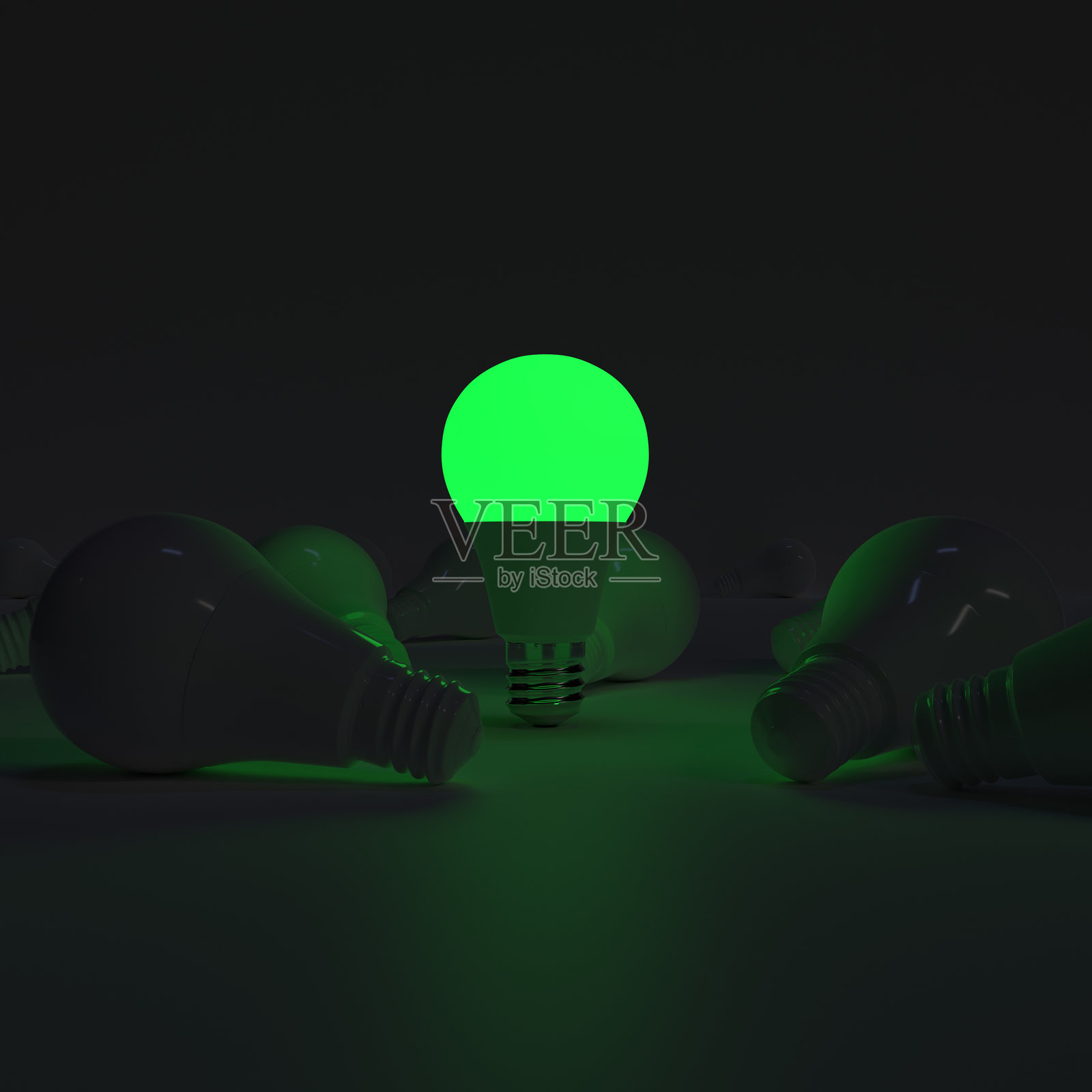 一个亮着的灯泡(倒置)在熄灭的灯泡(蓝色)中发光照片摄影图片