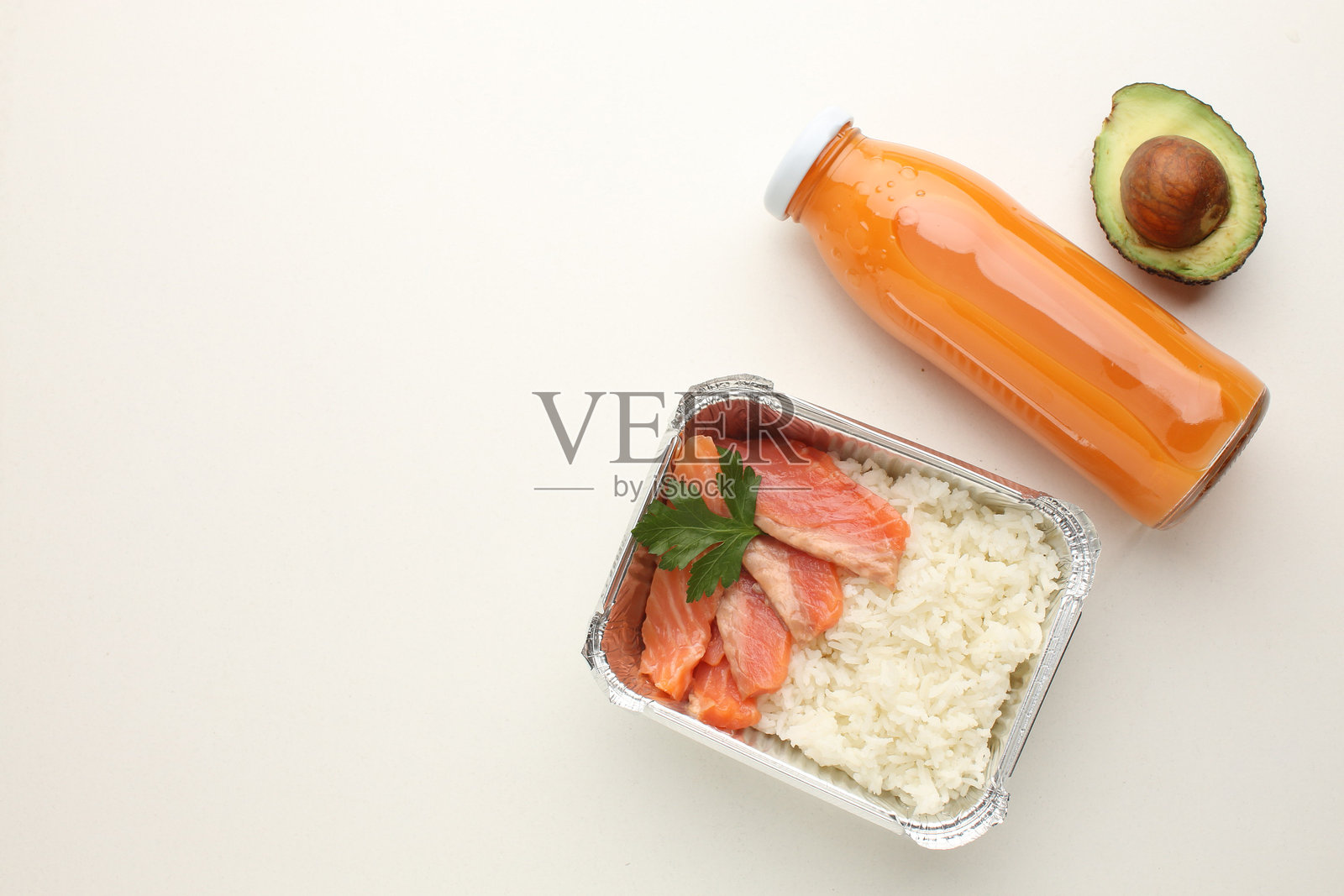 健康减肥餐每日菜单背景,有机新鲜菜肴和冰沙,餐具放在纸质环保袋上,概念为家庭办公室的食品配送快递服务,近景。照片摄影图片