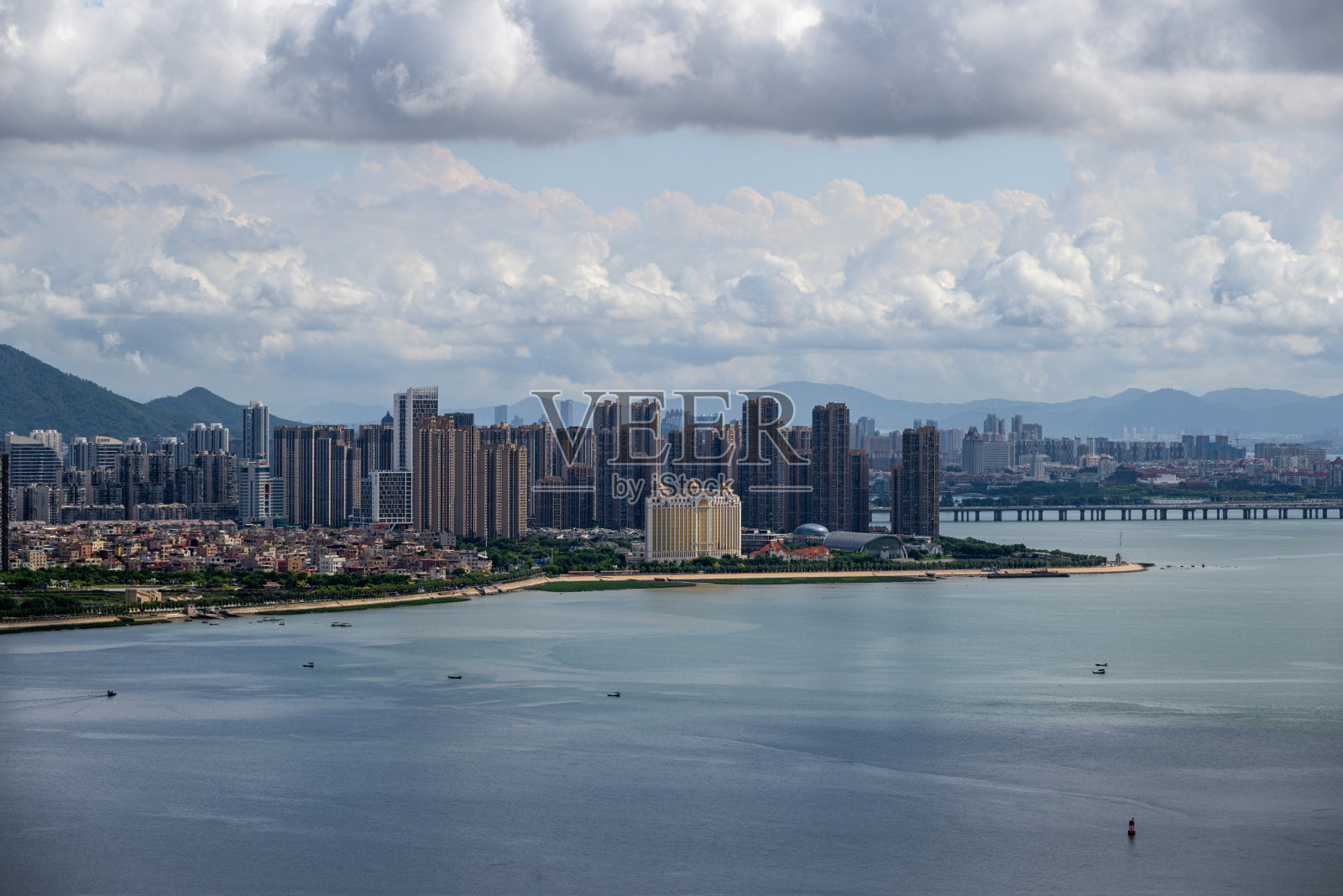现代高楼林立的沿海城市天际线全景,平静的水面照片摄影图片