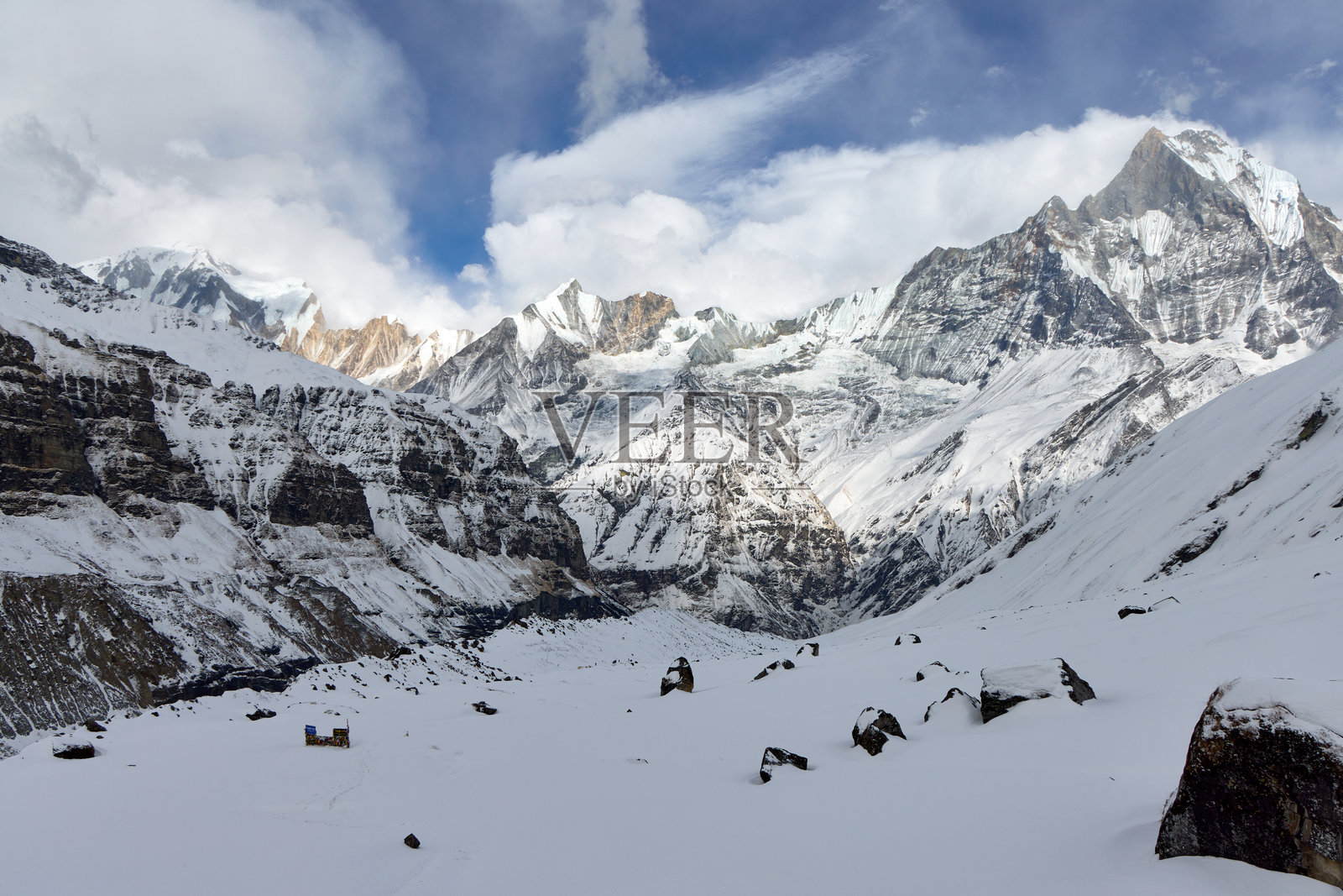 雪山耸立,直插云霄,构成一幅壮丽的景象。阳光倾泻而下。位于尼泊尔安纳普尔纳圣殿。照片摄影图片