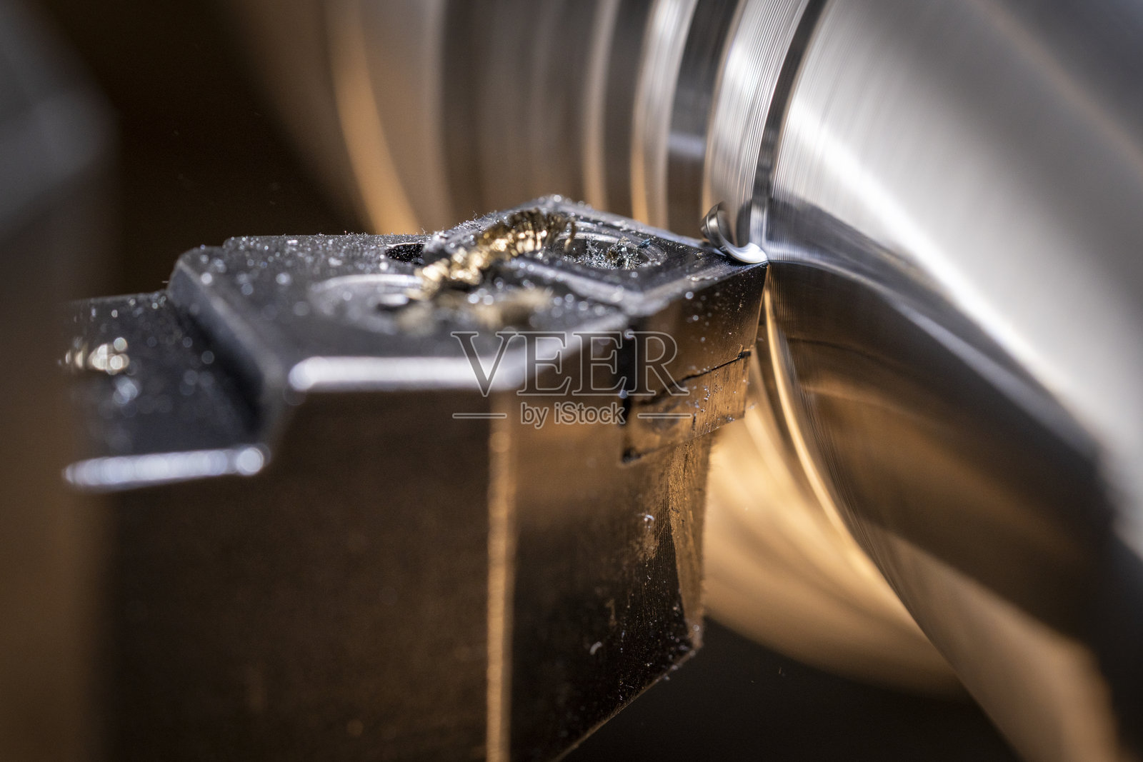 工业车间内车床机床的精密金属车削加工照片摄影图片