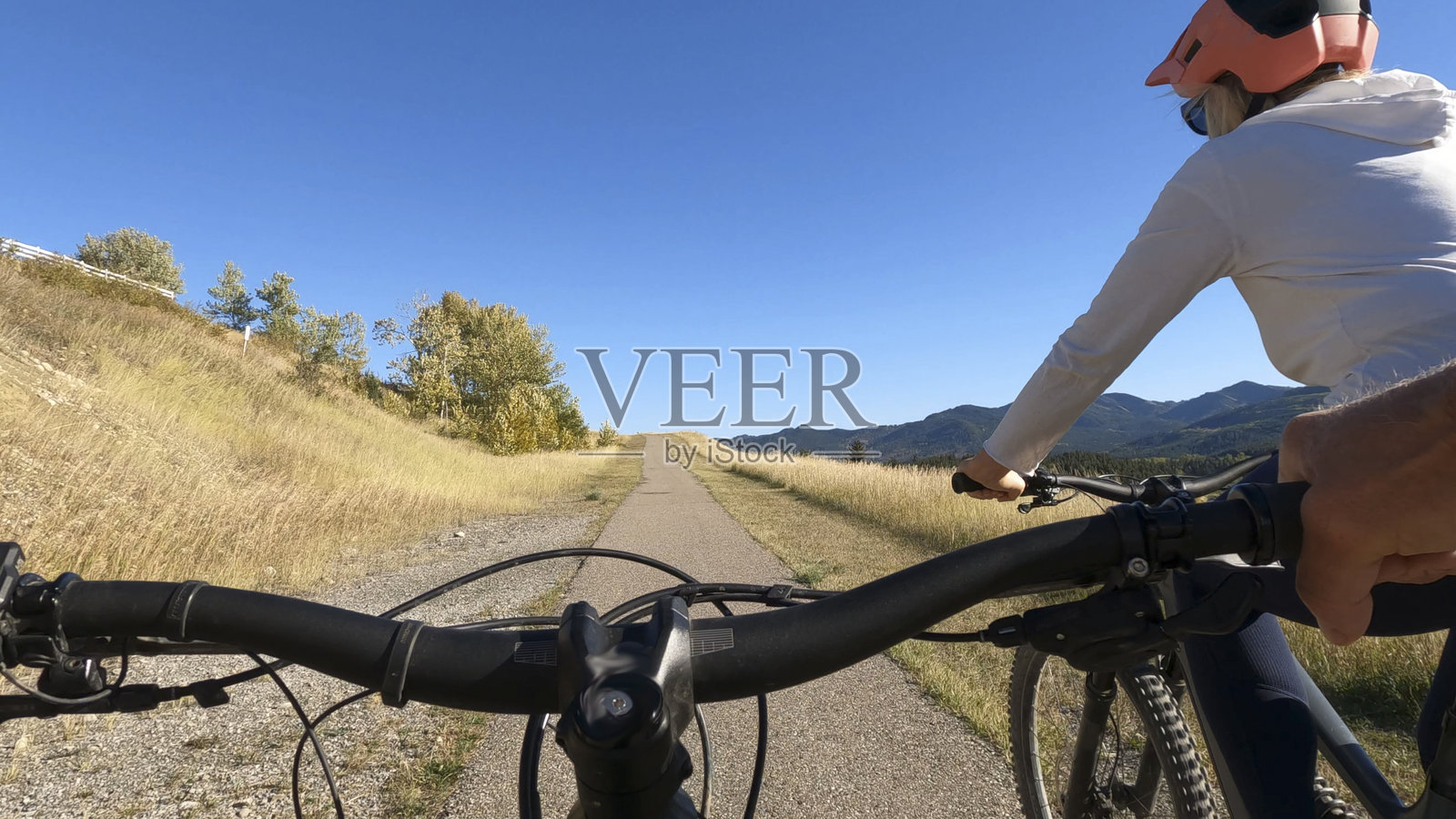 情侣骑行电动自行车在山路上行驶的个人视角照片摄影图片