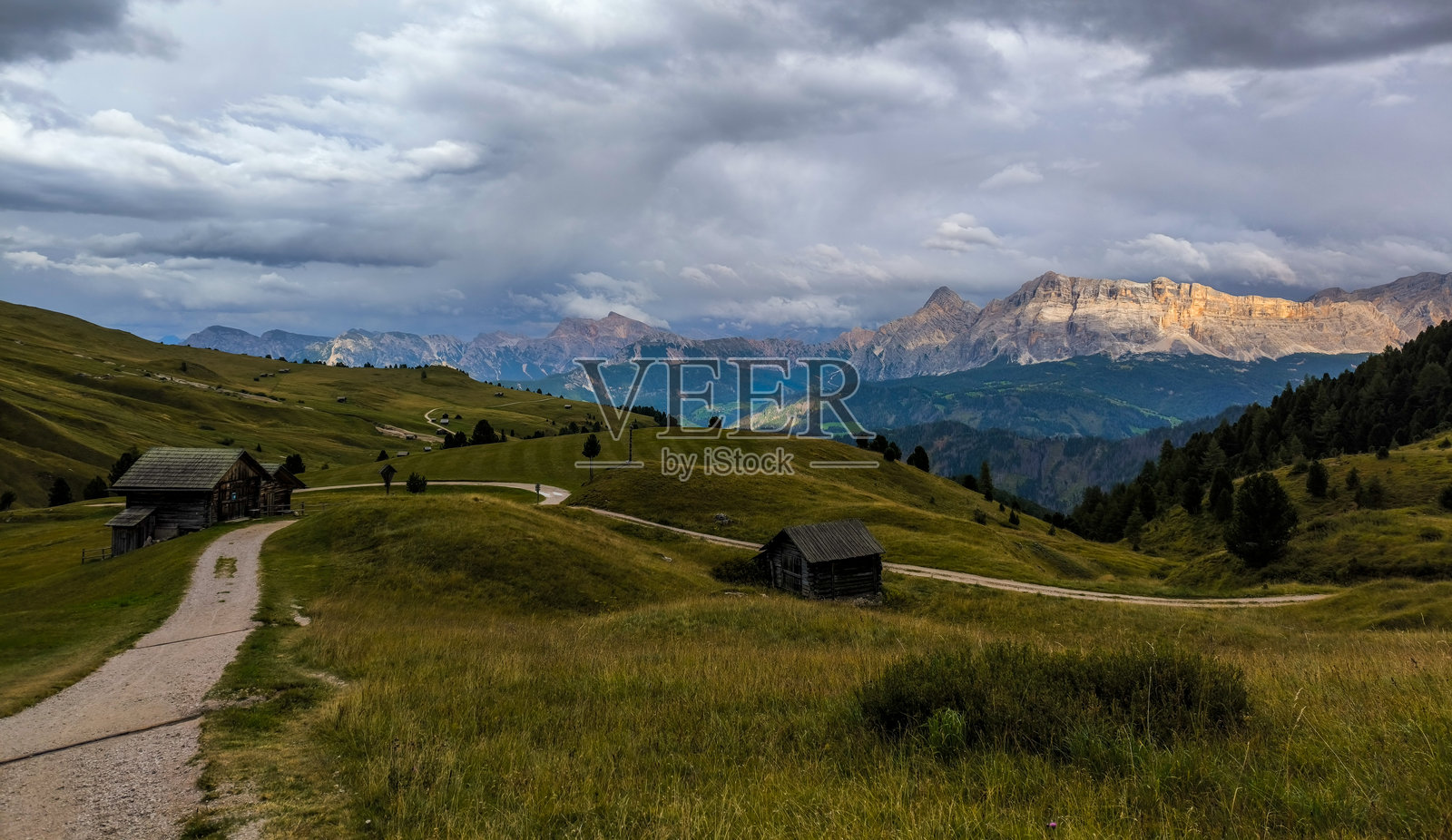意大利阿尔卑斯山徒步。多洛米蒂山脉的Roda de Putia徒步路线。通往Peitlerkofel山的步道。山脉、徒步小径和附近小屋的缤纷景色。照片摄影图片