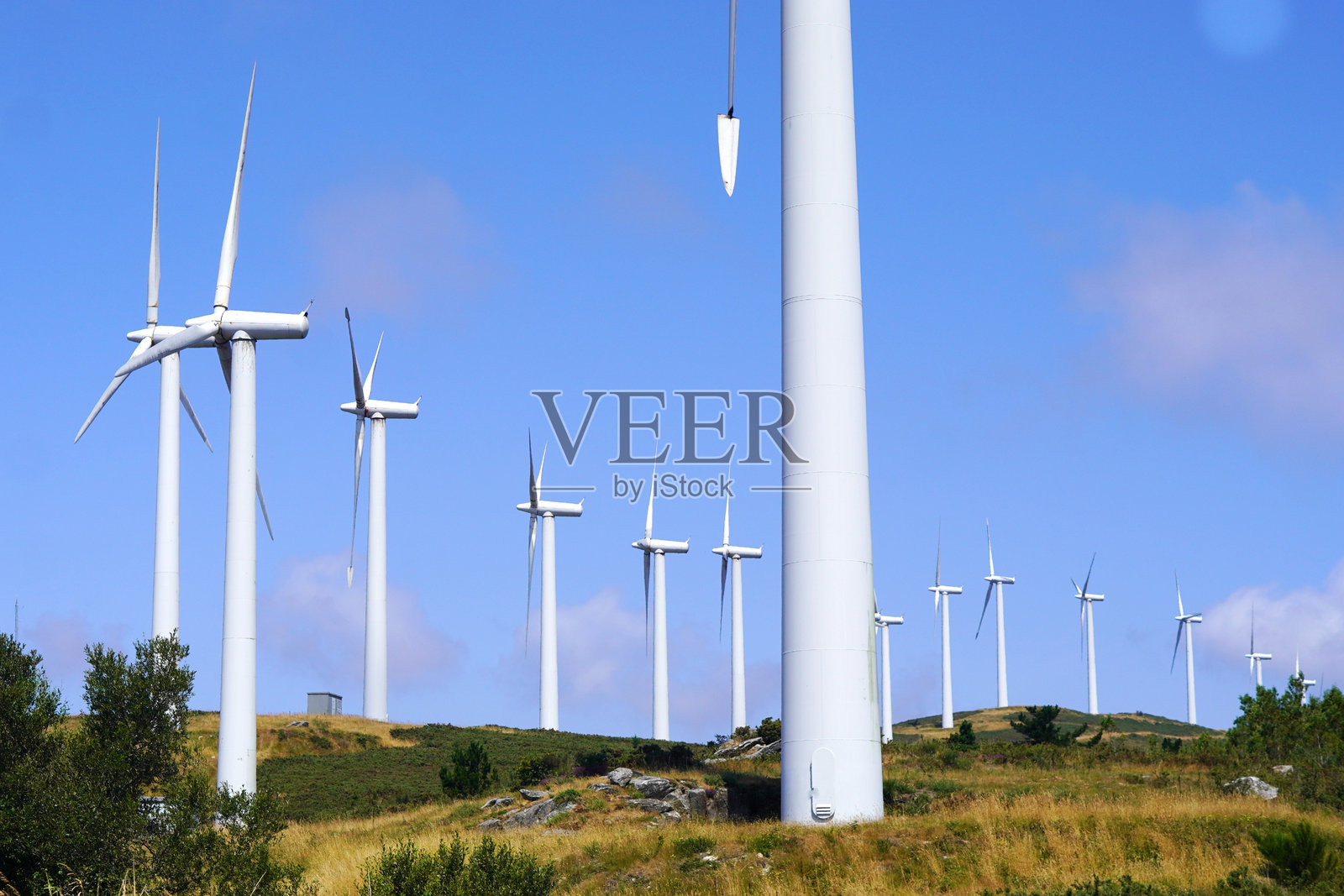 可再生能源,山坡上的风力发电场照片摄影图片