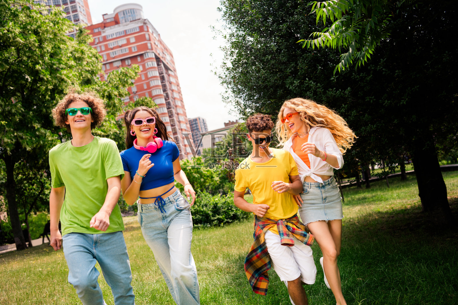 一群穿着鲜艳的朋友在阳光明媚的日子里,于城市公园中享受欢乐时光照片摄影图片