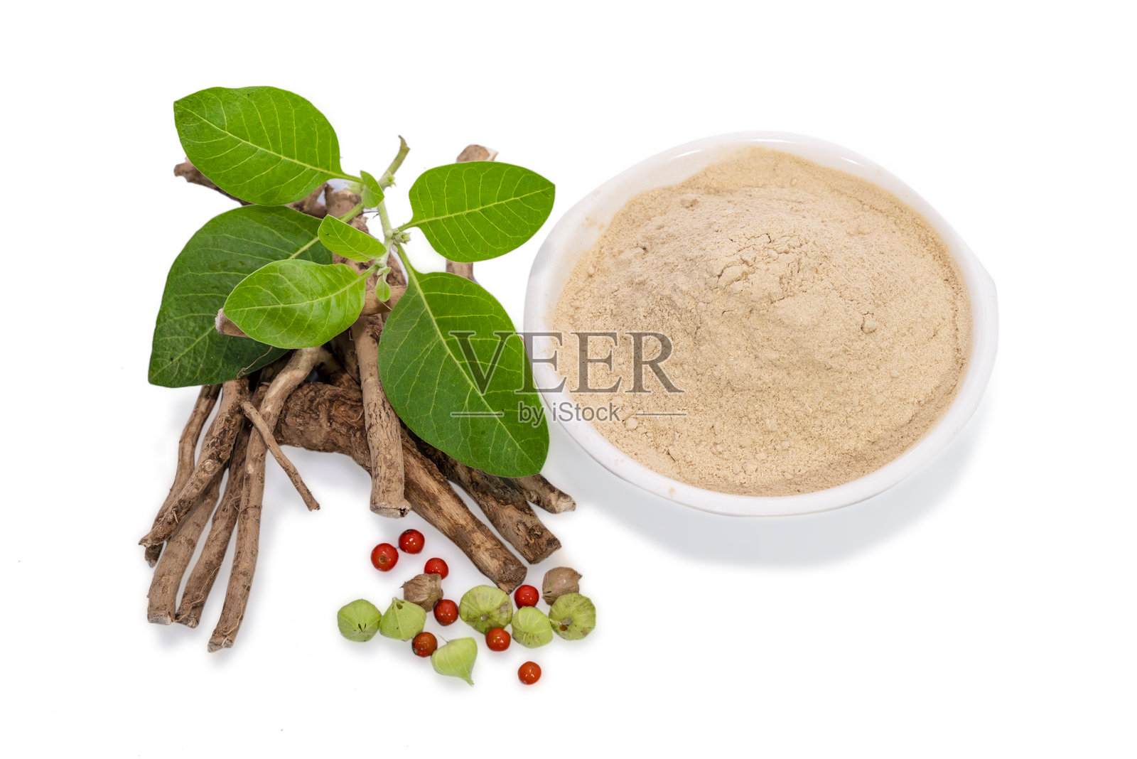 南非醉茄干根药草,带新鲜叶子,又称印度人参粉,孤立在白色背景上。照片摄影图片