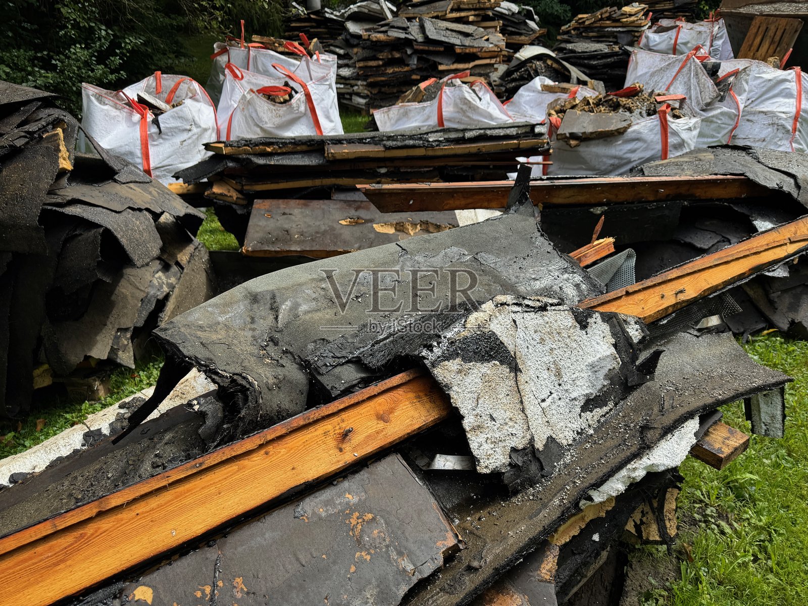 一堆木头和碎片,其中有几块木头被烧焦了照片摄影图片