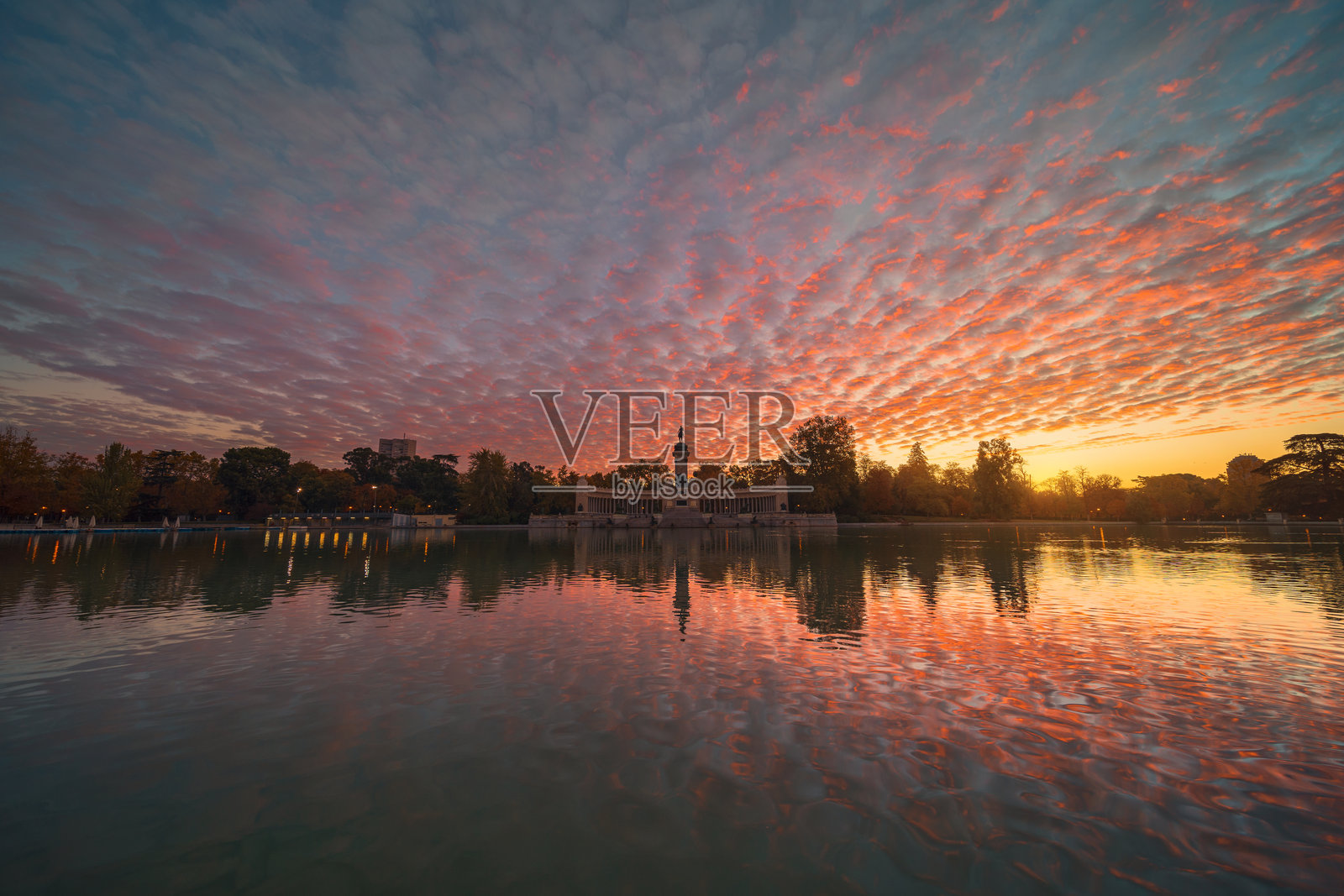 埃尔雷蒂罗公园的日出倒影照片摄影图片