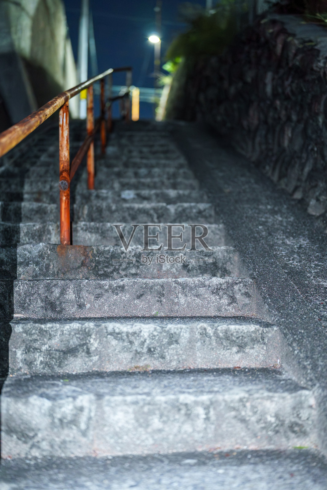 夜晚的石阶,锈迹斑斑的扶手,通向一条小巷照片摄影图片