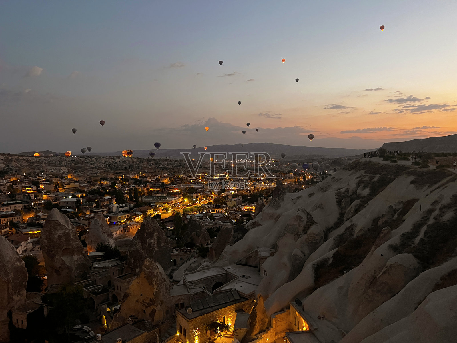 卡帕多奇亚格雷梅的日出,热气球映衬着晨曦的天空照片摄影图片