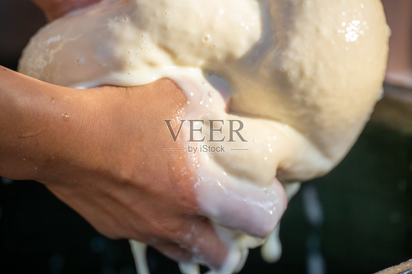 手工挤压豆浆制作场景照片摄影图片