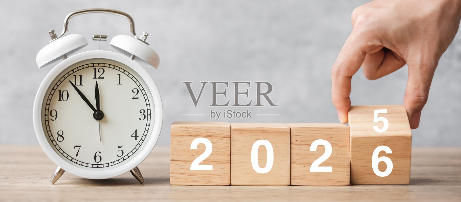 新年快乐,配有复古闹钟和翻转2025至2026年数字的牌子。圣诞节、新开始、决心、倒计时、目标、计划、行动和励志概念。照片摄影图片