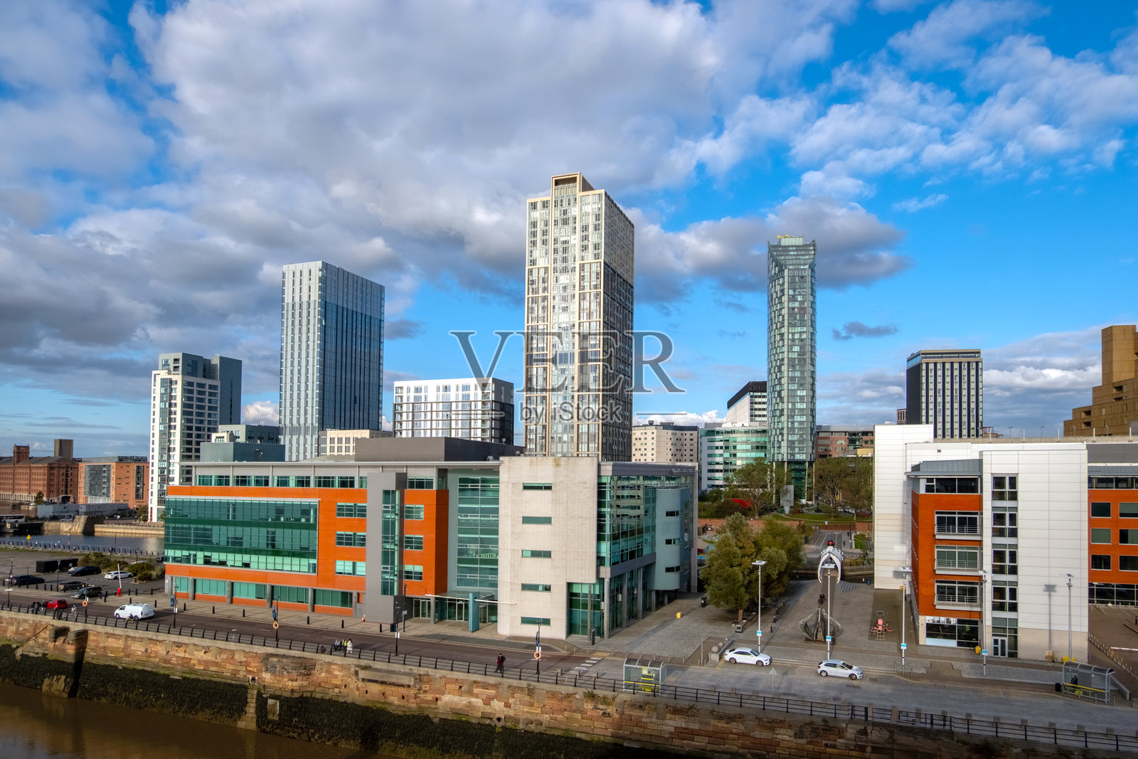 英国西北部利物浦市的滨水天际线照片摄影图片