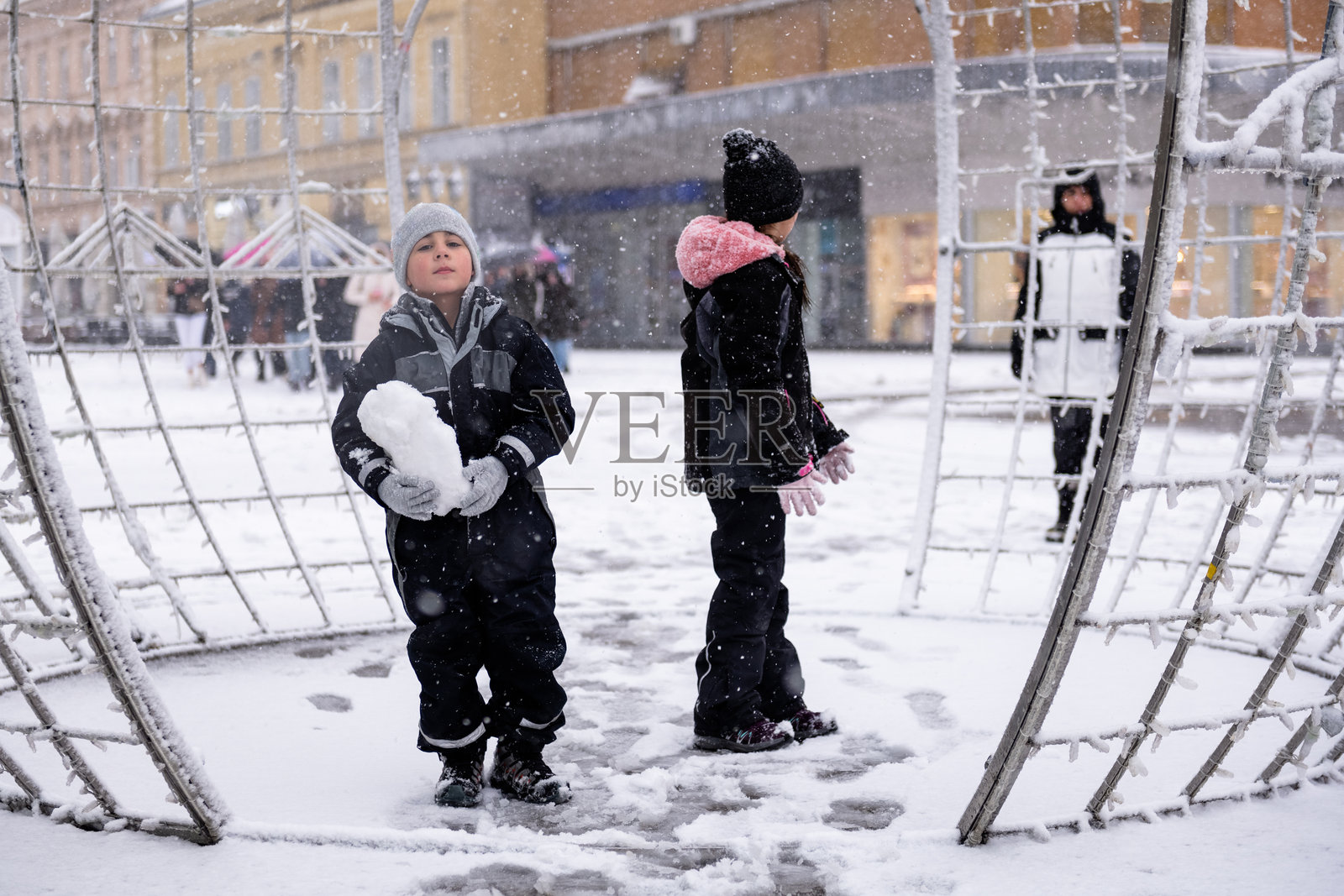 孩子们在冬日雪景中户外玩耍照片摄影图片