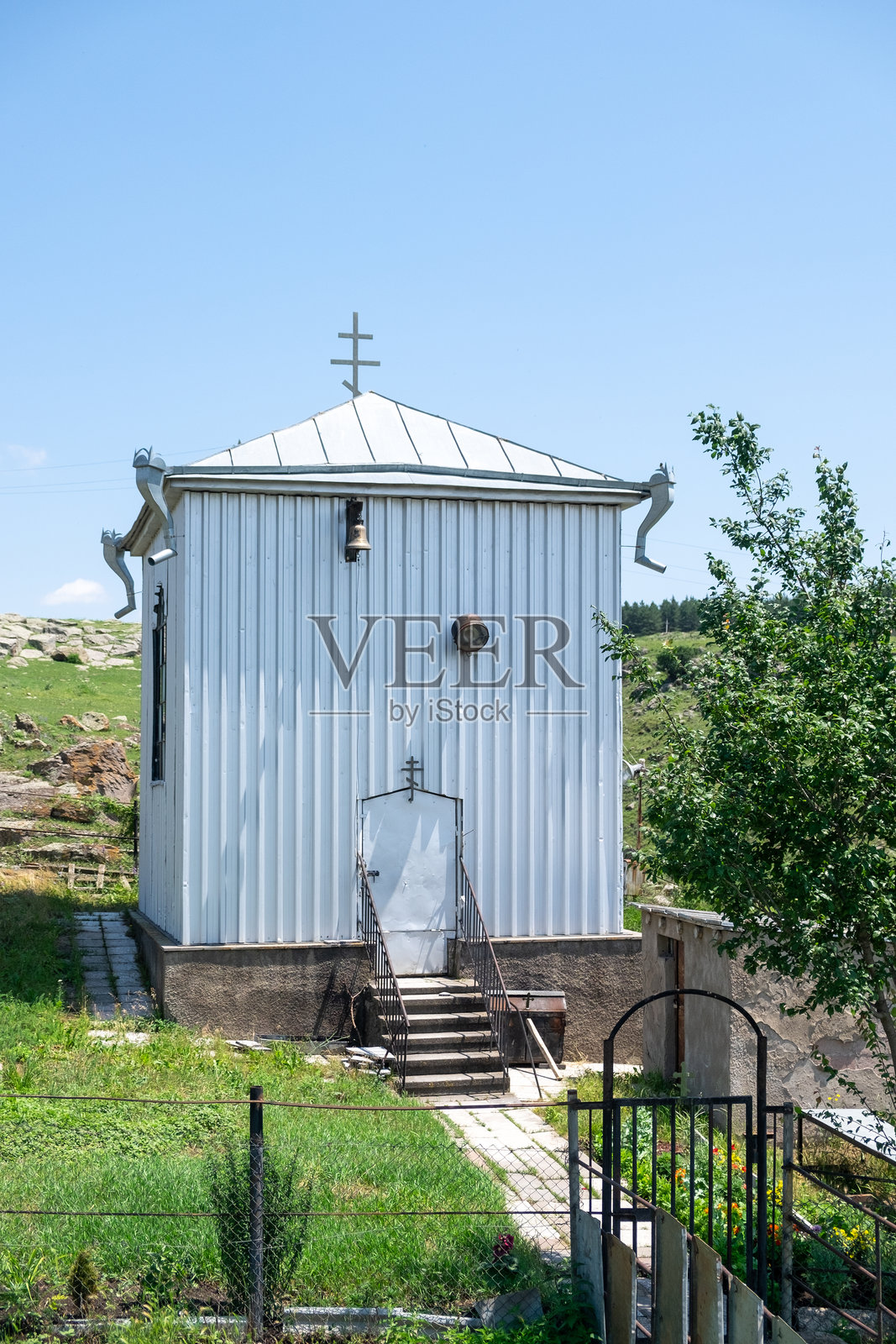 格鲁吉亚贾瓦赫蒂。2020年7月18日。岩石景观中的峡谷旁有一座小教堂照片摄影图片