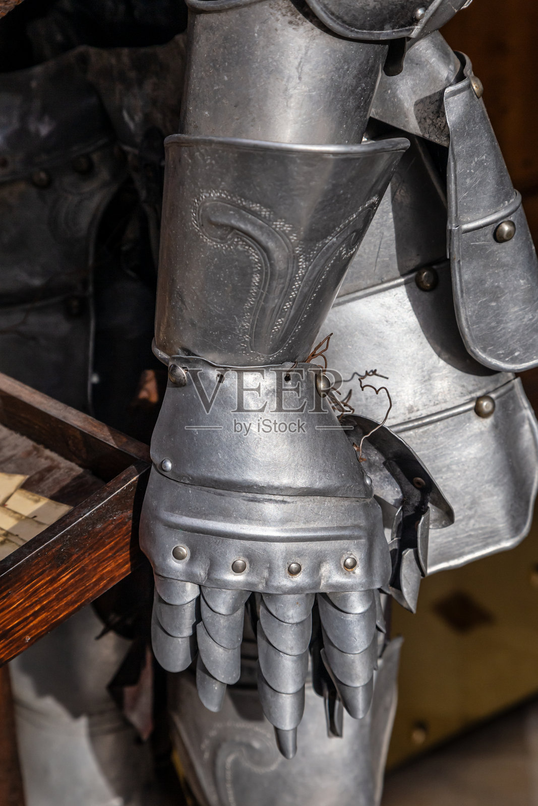 中世纪盔甲的钢制手套照片摄影图片