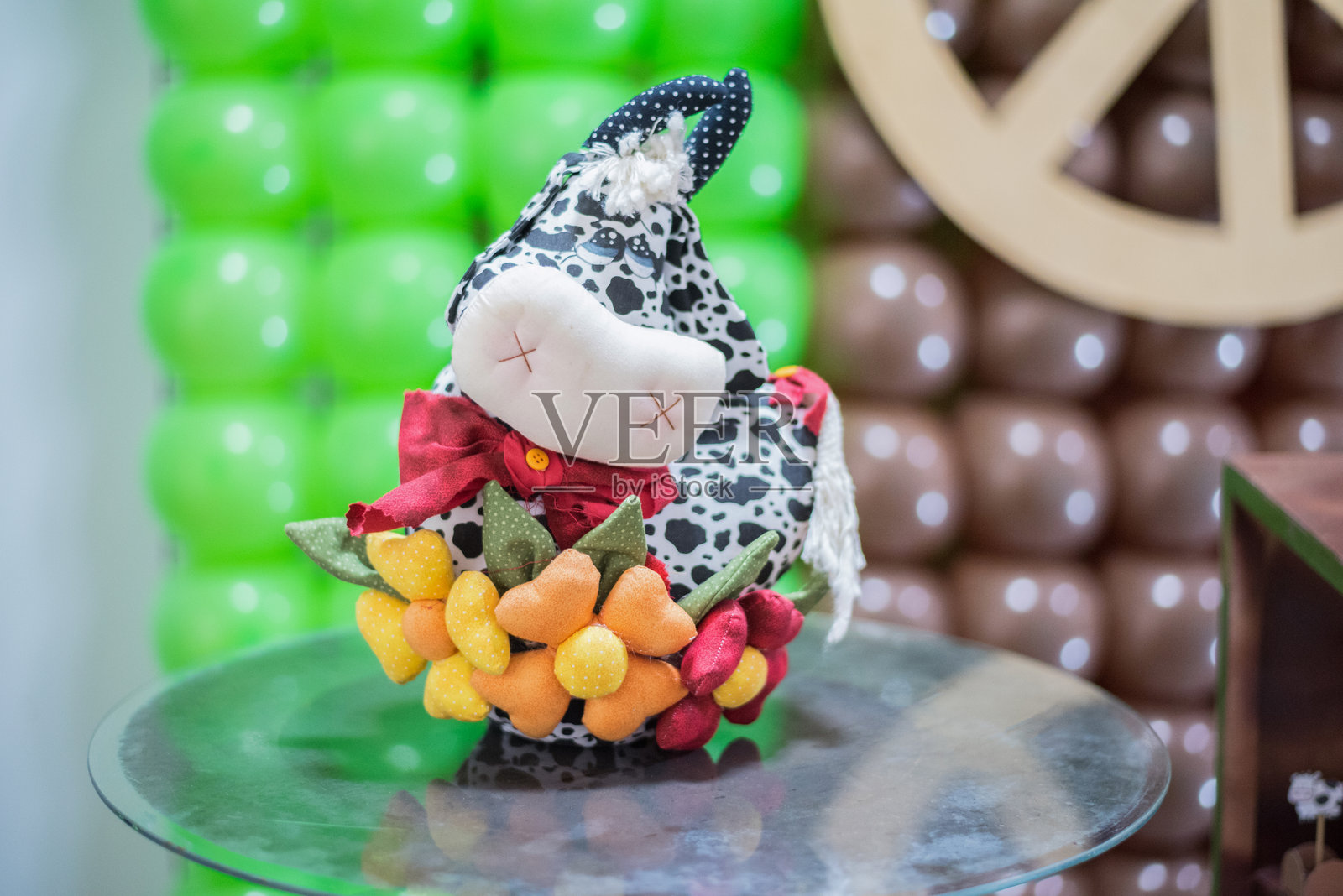 农场主题生日餐桌装饰 - 牛照片摄影图片