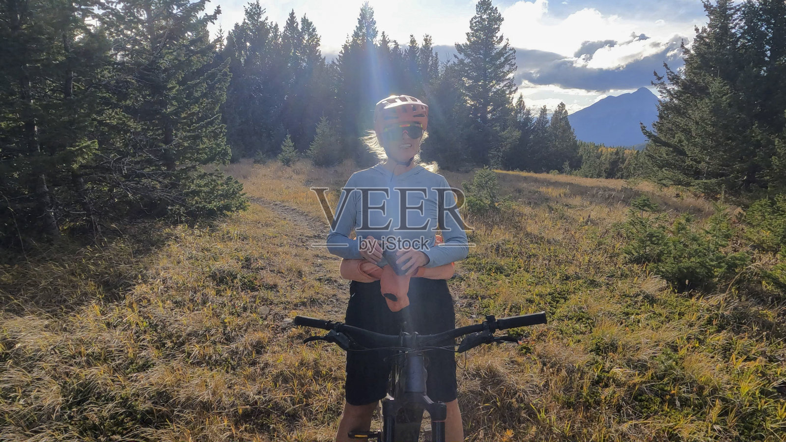 骑着电动山地车的女子在山间小路上照片摄影图片