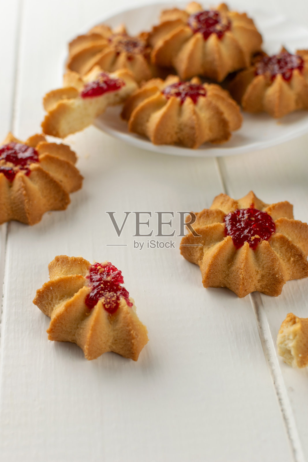 白色木桌背景上美味的覆盆子果酱饼干照片摄影图片