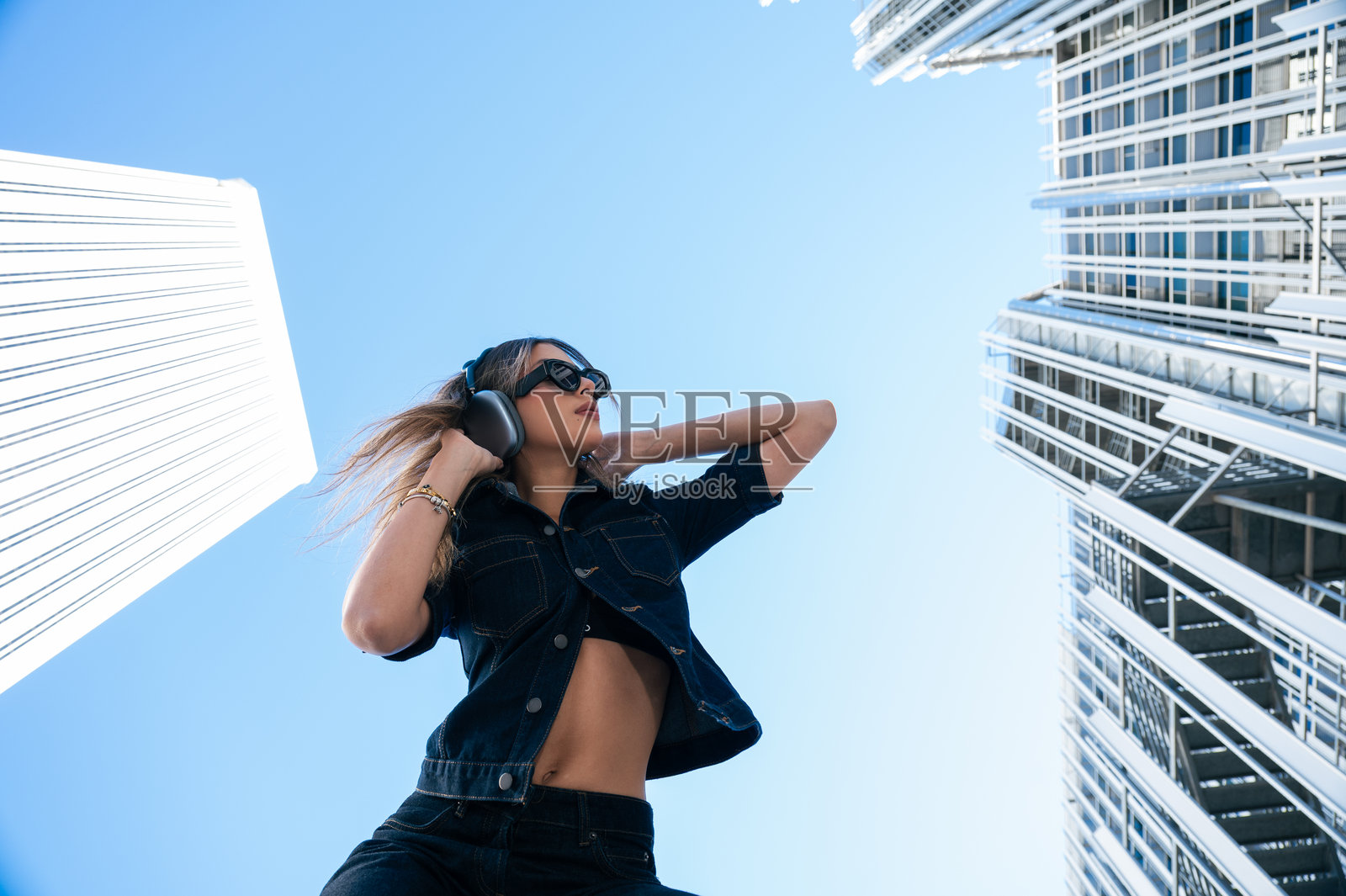 年轻女子戴着耳机跳着都市街舞照片摄影图片