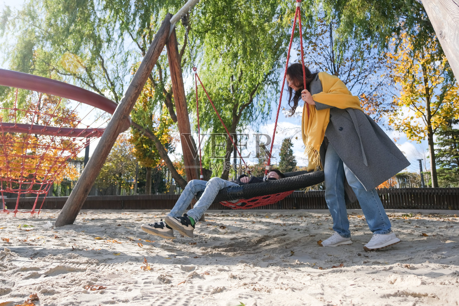 妈妈和孩子在游乐场玩得很开心照片摄影图片