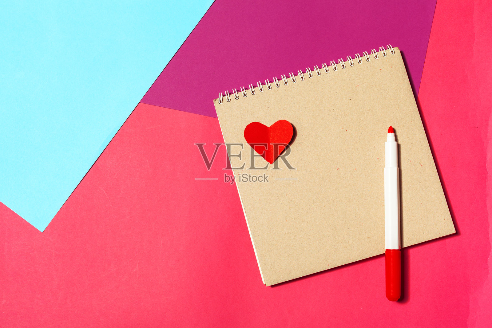 在桌子上用彩色的纸和红心制作一张充满爱意的纸条照片摄影图片