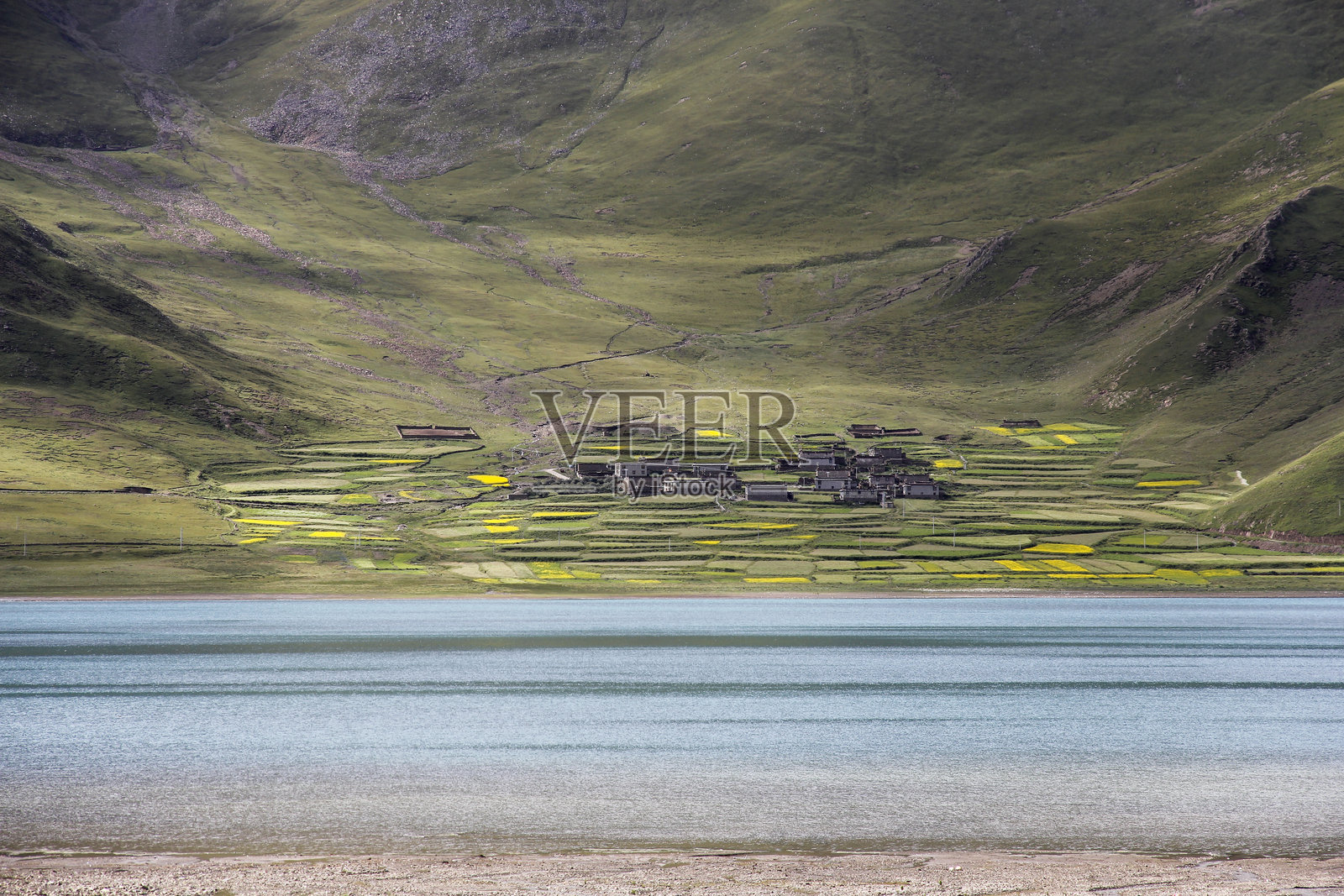 风景秀丽的湖泊,背景是绿色的山丘和梯田照片摄影图片