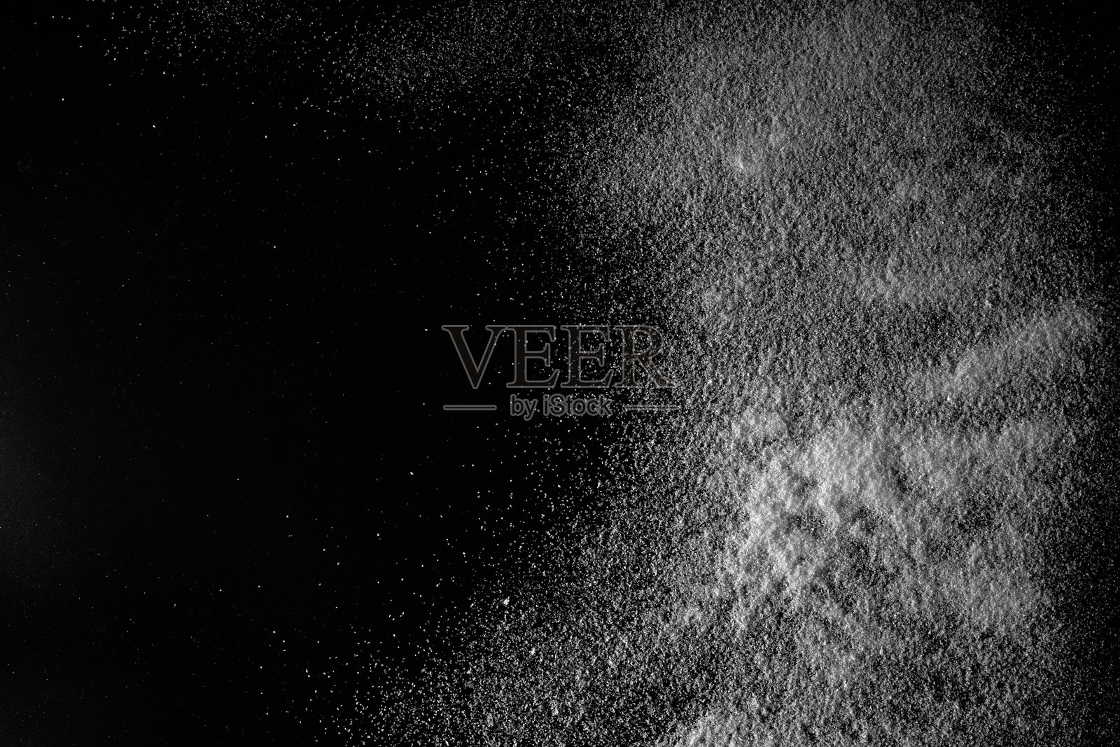 黑色背景上的白雪照片摄影图片