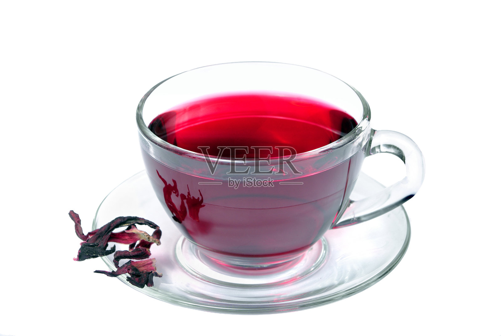 白色背景下孤立的芙蓉花茶杯。用于治疗感冒和流感的维生素茶。花草茶。照片摄影图片