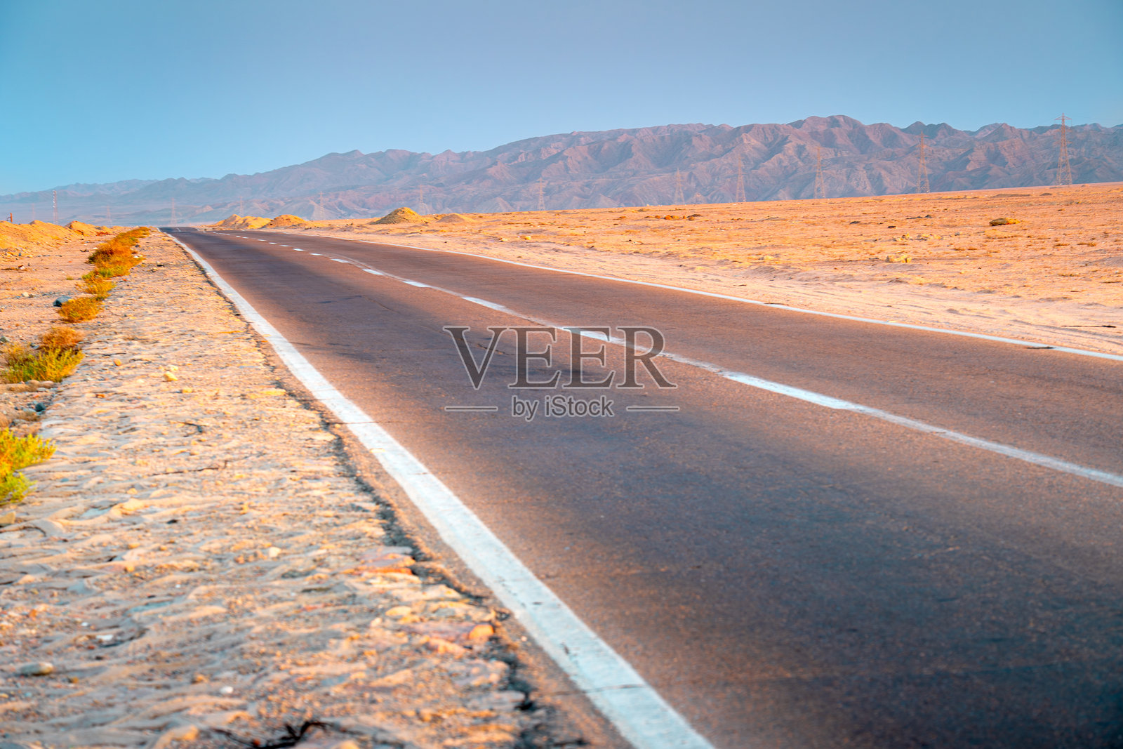 通往山脉的沥青路,埃及马萨阿拉姆沙漠,非洲。照片摄影图片