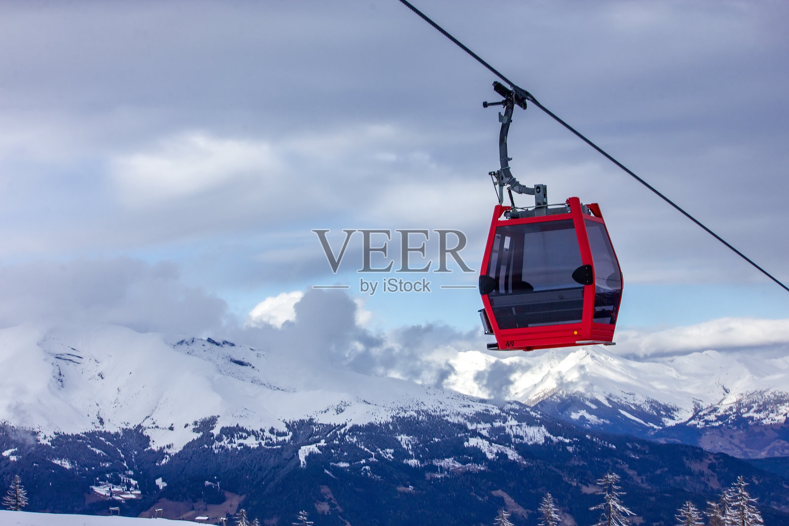 红色的贡多拉缆车攀升在白雪皑皑的奥地利山脉上照片摄影图片