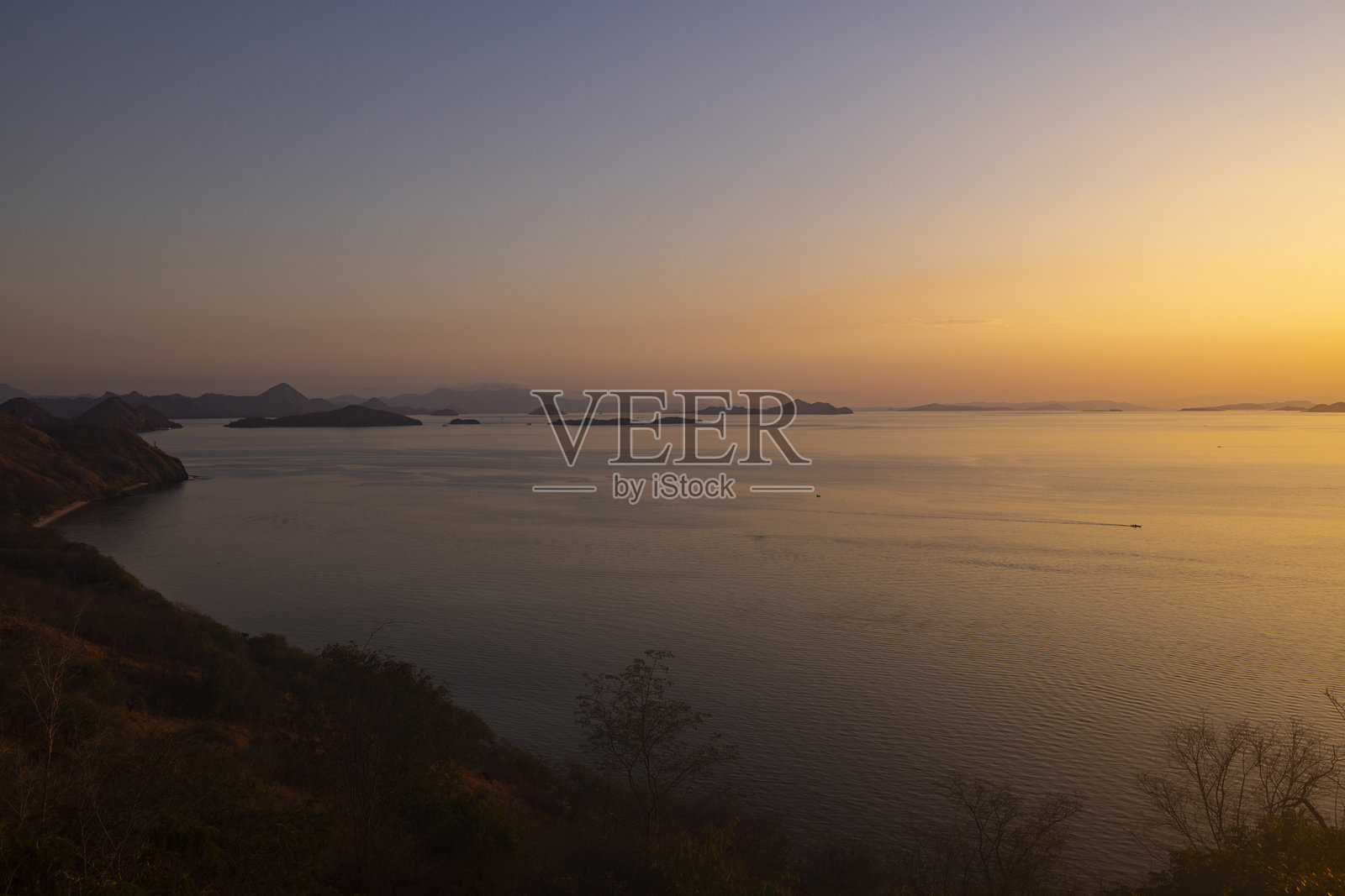 日落,拉布汉巴焦,弗洛勒斯岛,印度尼西亚照片摄影图片