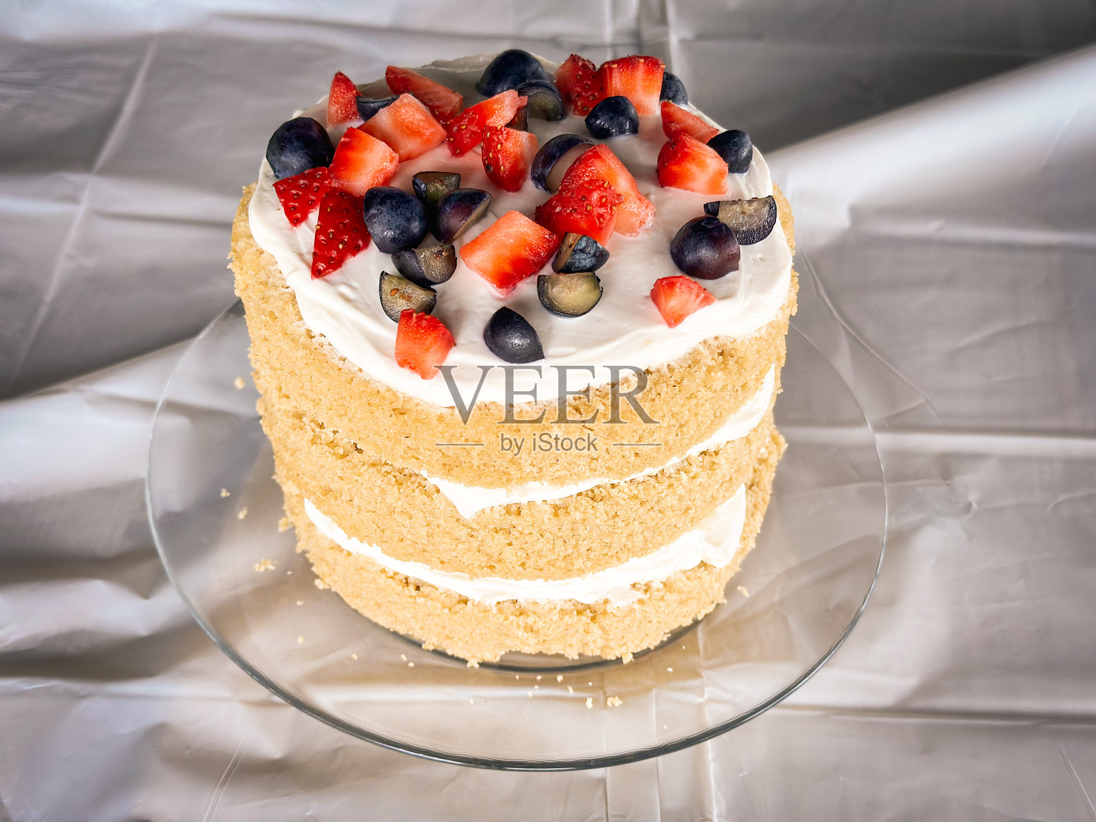 草莓和葡萄的生日蛋糕照片摄影图片