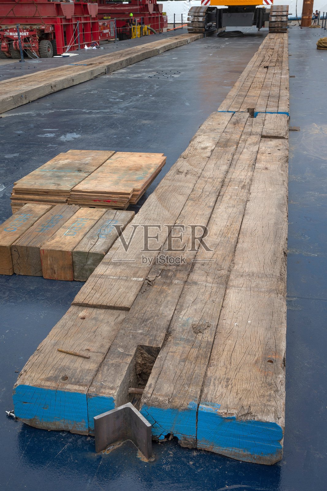 船厂用于运输的浮桥甲板上的木梁照片摄影图片