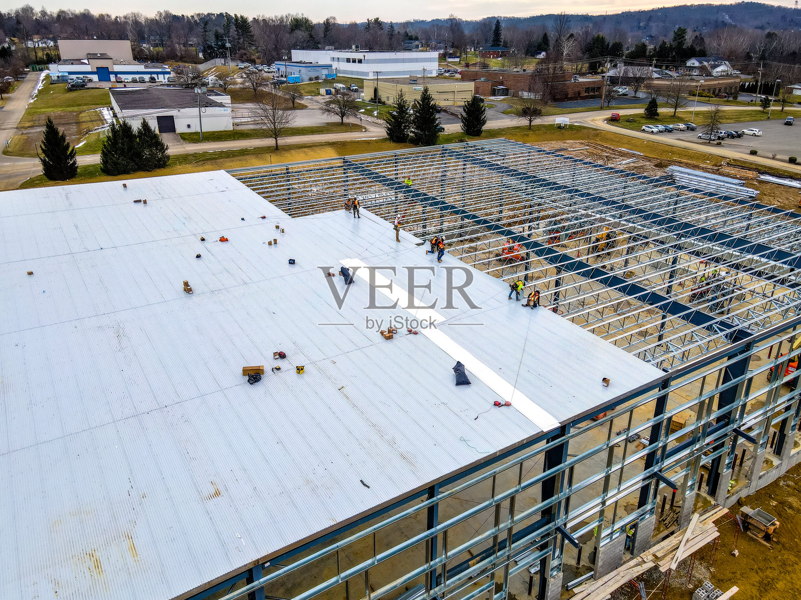 西弗吉尼亚州斯科特德波特建筑工地的屋顶安装照片摄影图片