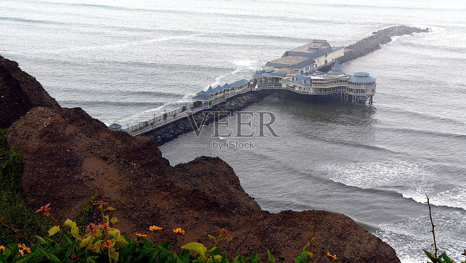 秘鲁利马米拉弗洛雷斯区的海滨花园景观照片摄影图片